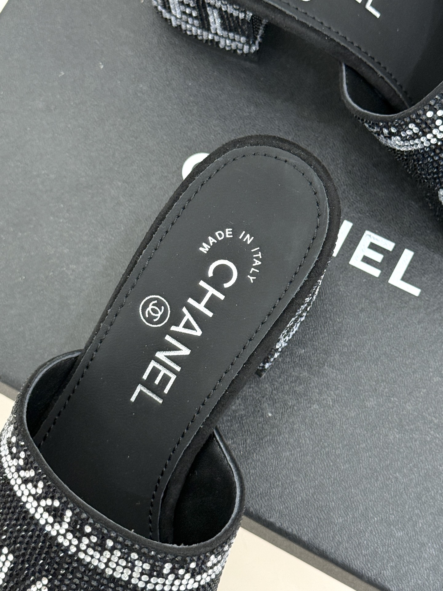 CHANE*｜小香经典水钻字母拖鞋这大概就是传说中公主的水晶鞋吧💎璀璨水钻手工镶嵌双C标识光影流转间尽显