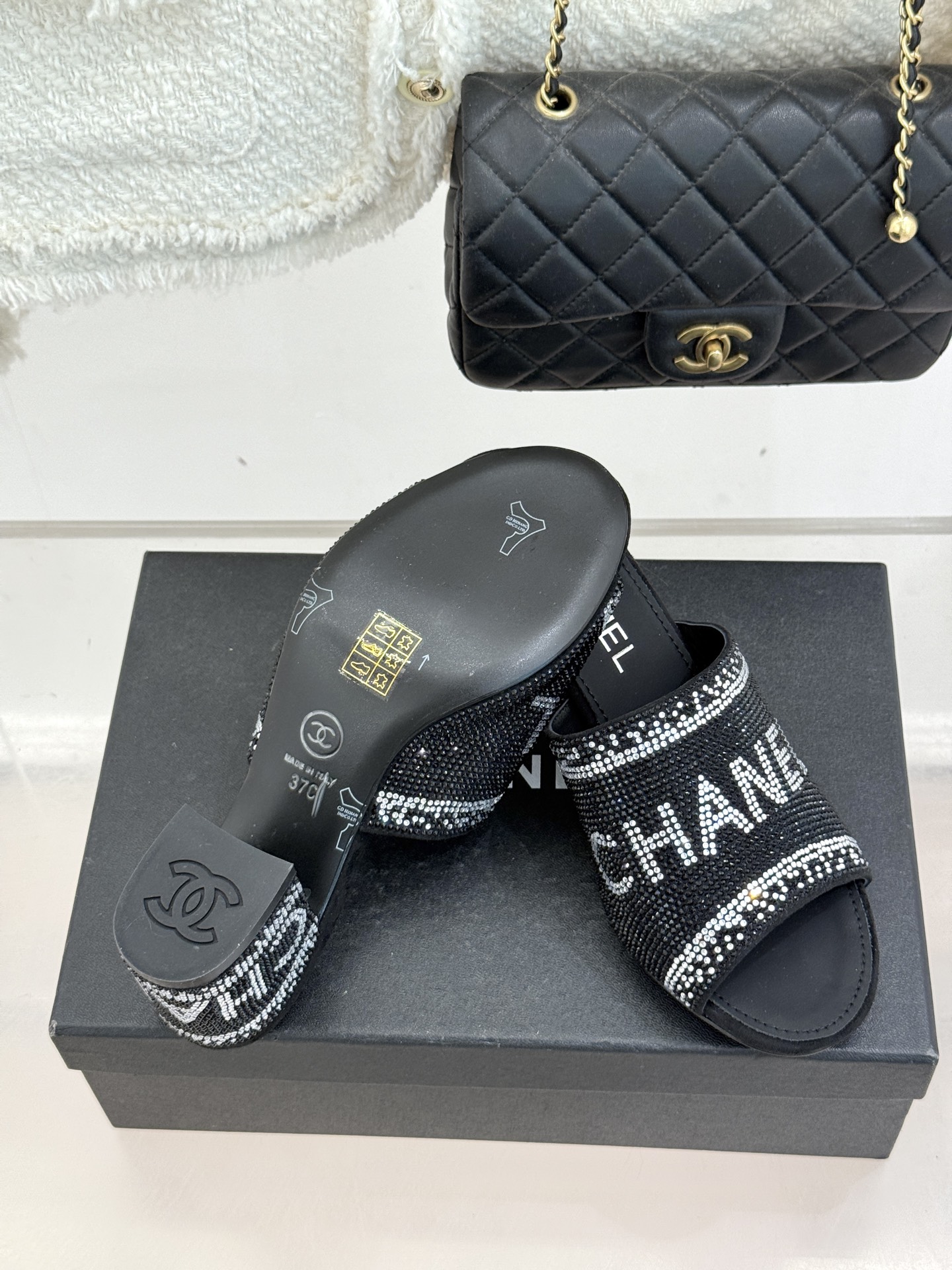 CHANE*｜小香经典水钻字母拖鞋这大概就是传说中公主的水晶鞋吧💎璀璨水钻手工镶嵌双C标识光影流转间尽显