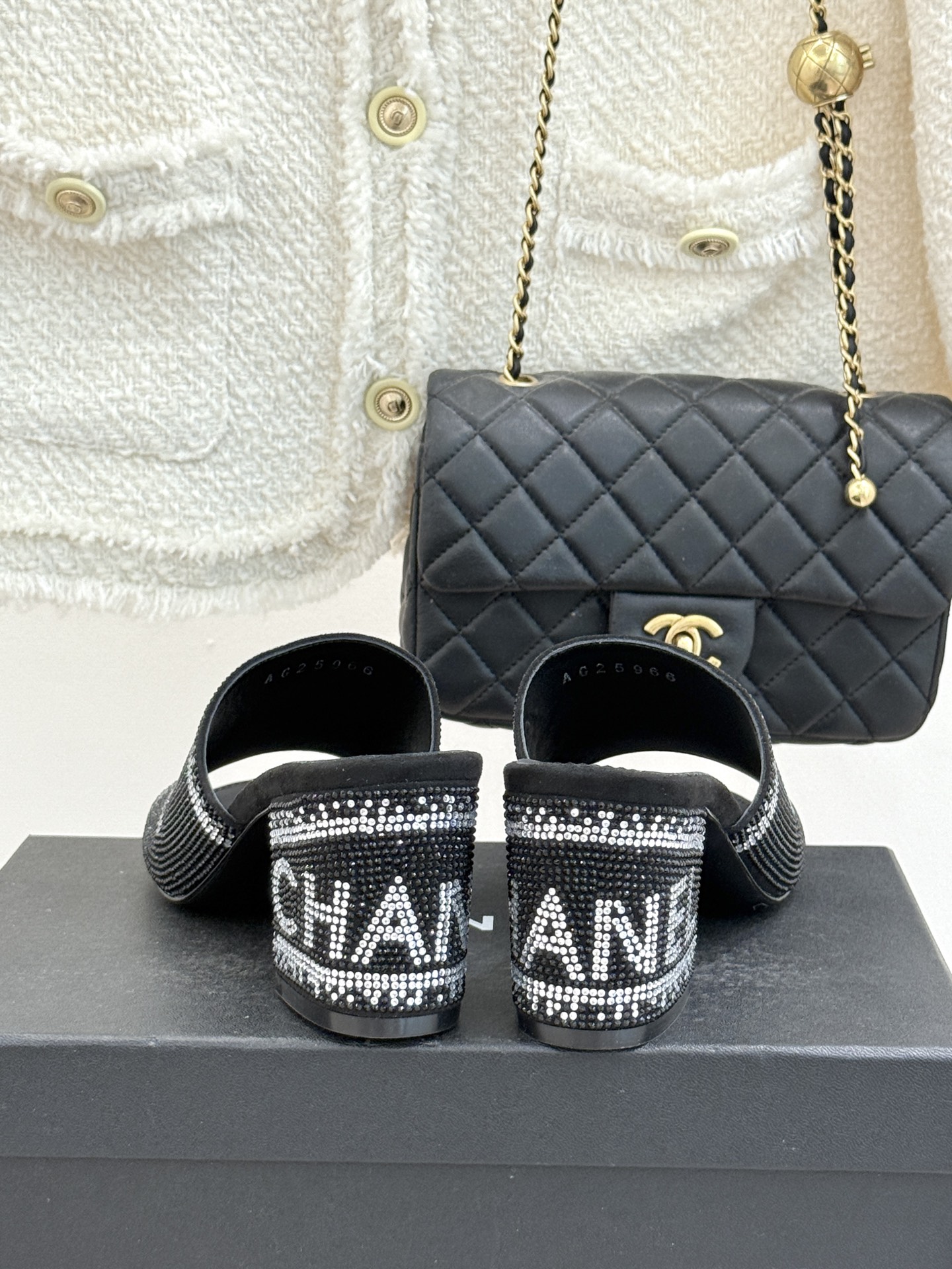 CHANE*｜小香经典水钻字母拖鞋这大概就是传说中公主的水晶鞋吧💎璀璨水钻手工镶嵌双C标识光影流转间尽显