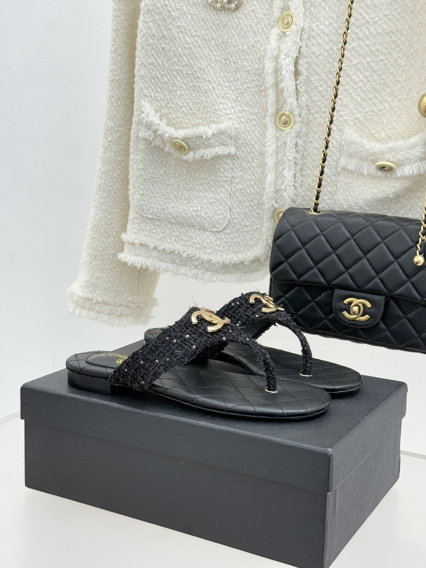 CHANE* ｜小香26P大双C菱格夹脚人字拖凝萃26P早春系列的摩登巧思承袭康朋街百年匠艺的细腻质感。