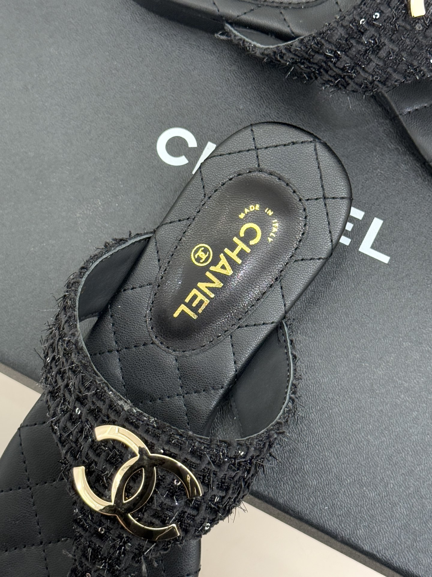 CHANE* ｜小香26P大双C菱格夹脚人字拖凝萃26P早春系列的摩登巧思承袭康朋街百年匠艺的细腻质感。