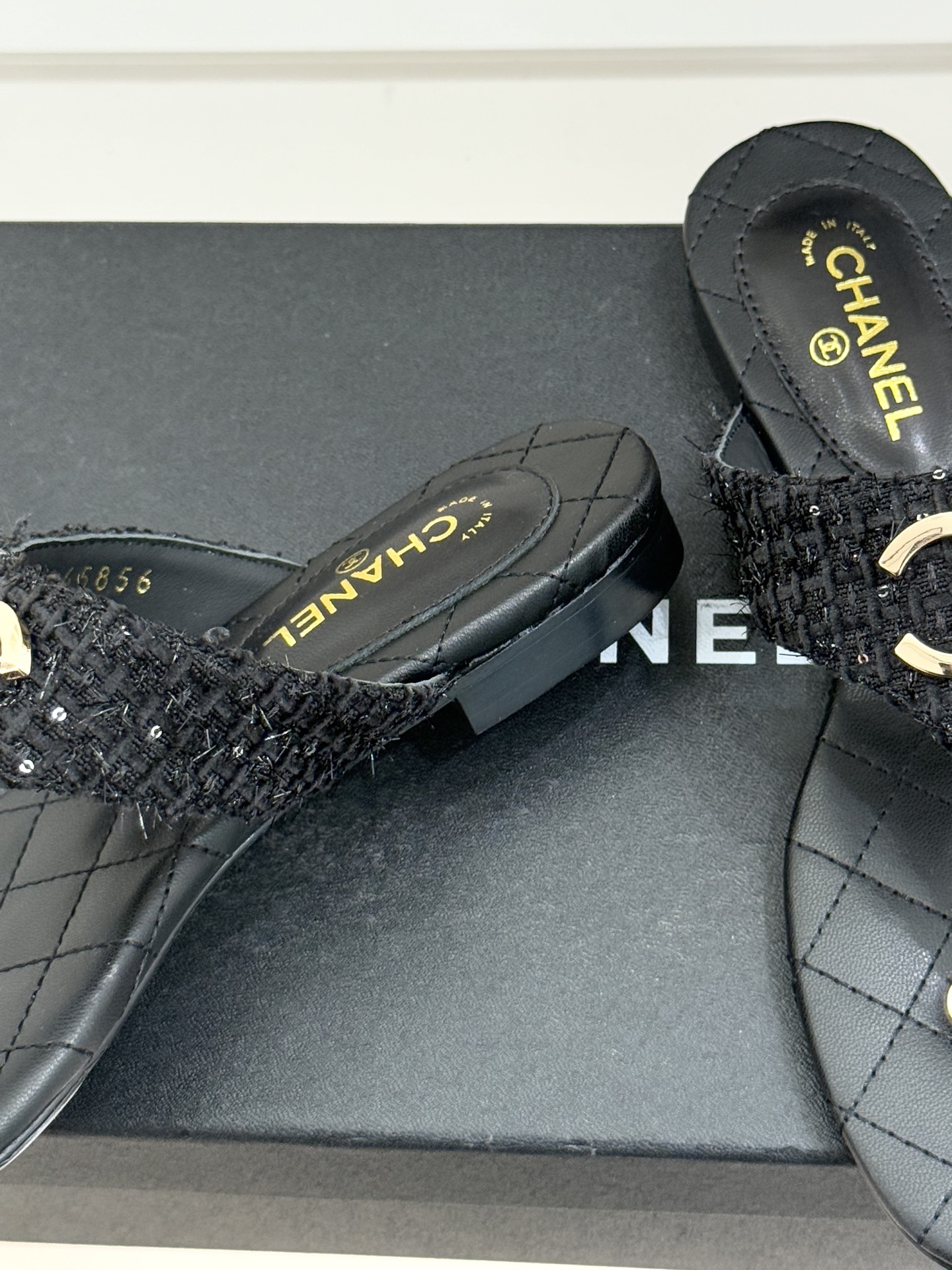 CHANE* ｜小香26P大双C菱格夹脚人字拖凝萃26P早春系列的摩登巧思承袭康朋街百年匠艺的细腻质感。