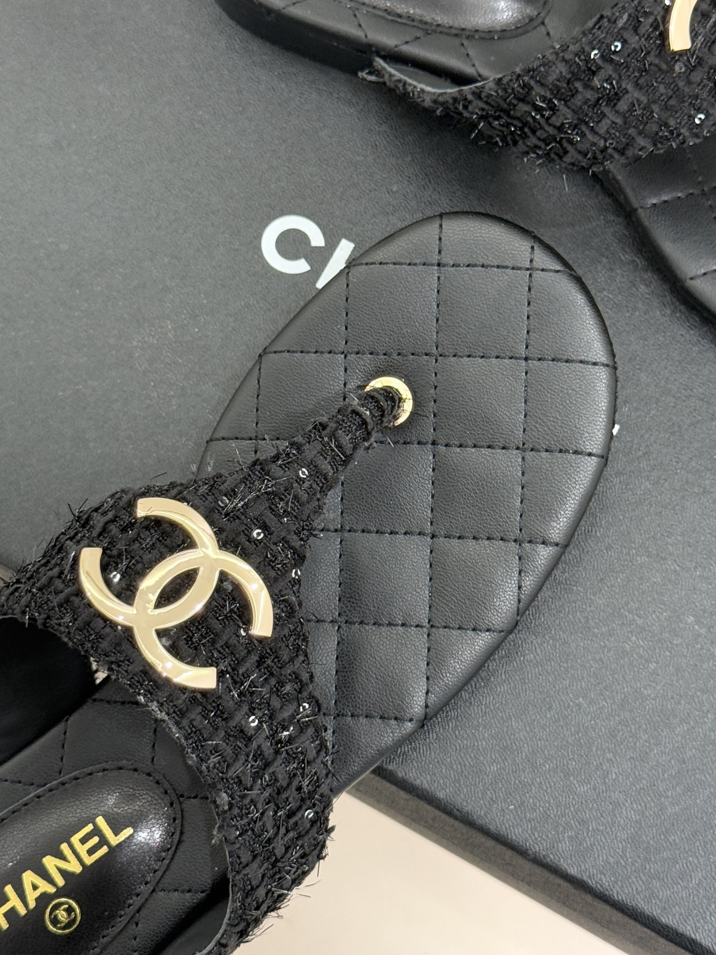 CHANE* ｜小香26P大双C菱格夹脚人字拖凝萃26P早春系列的摩登巧思承袭康朋街百年匠艺的细腻质感。