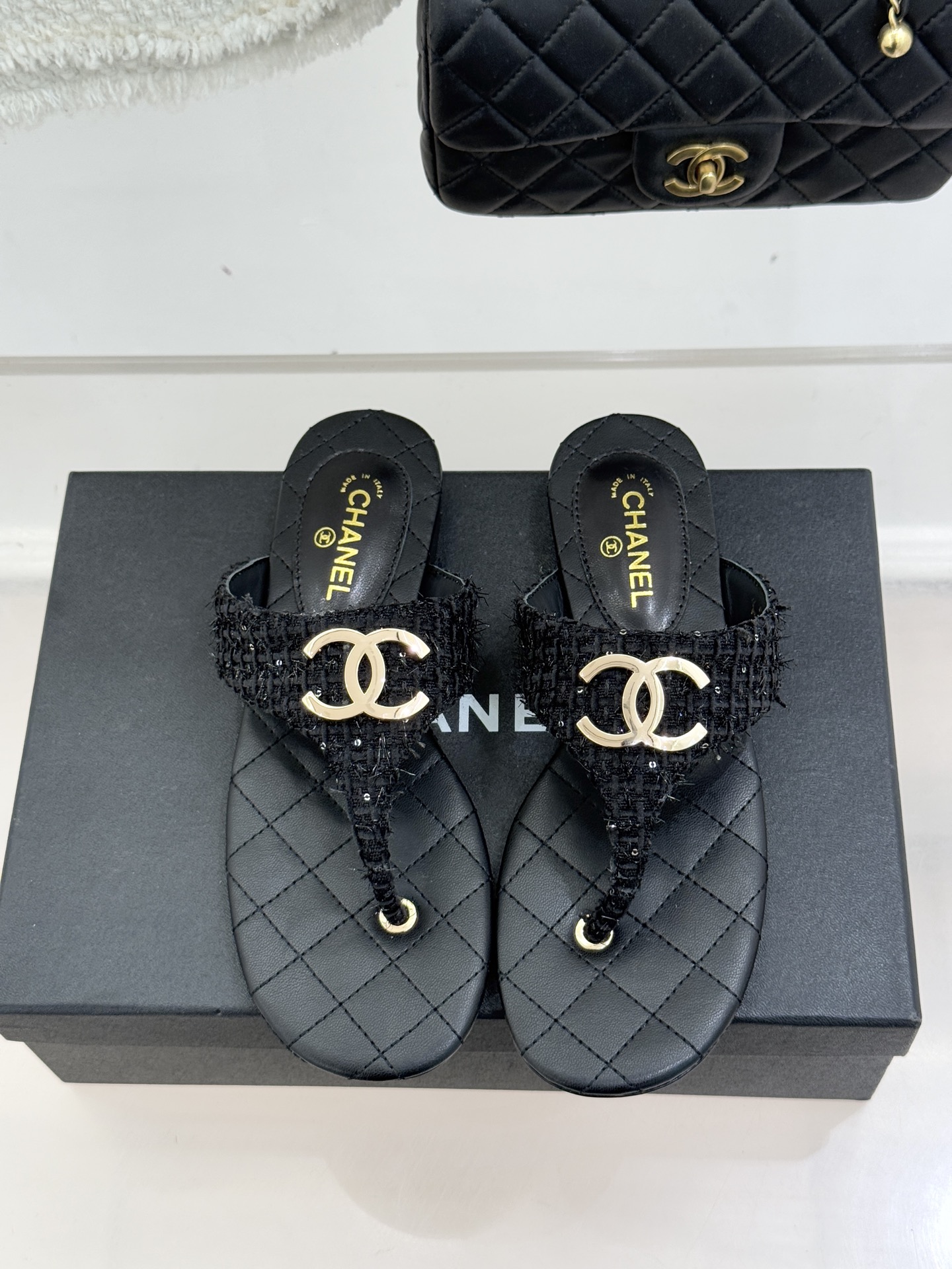 CHANE* ｜小香26P大双C菱格夹脚人字拖凝萃26P早春系列的摩登巧思承袭康朋街百年匠艺的细腻质感。