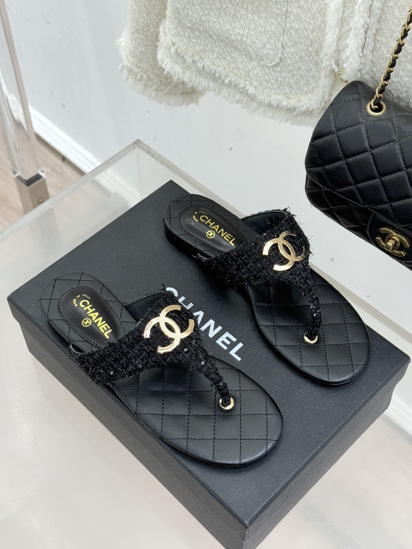 CHANE* ｜小香26P大双C菱格夹脚人字拖凝萃26P早春系列的摩登巧思承袭康朋街百年匠艺的细腻质感。