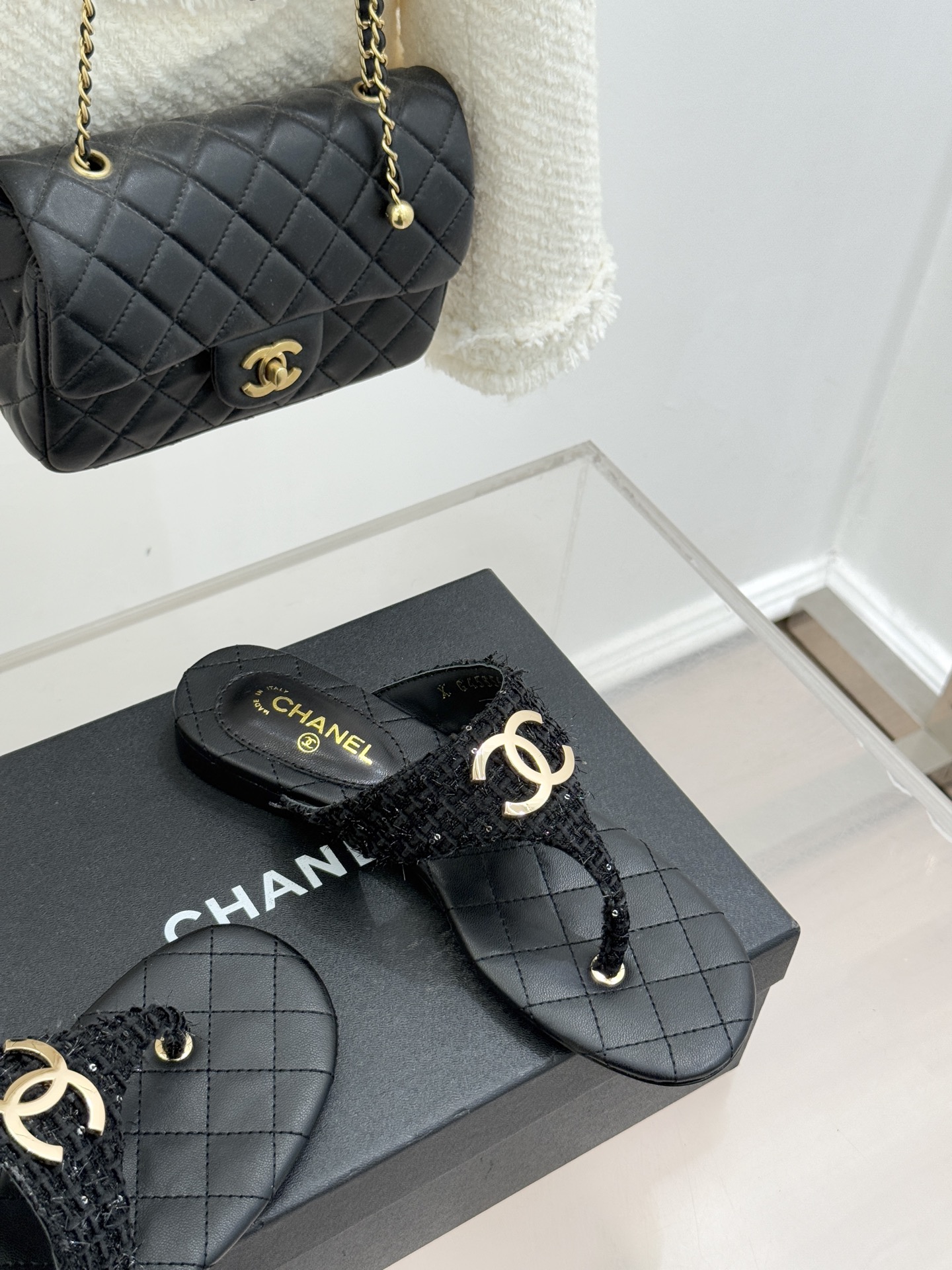 CHANE* ｜小香26P大双C菱格夹脚人字拖凝萃26P早春系列的摩登巧思承袭康朋街百年匠艺的细腻质感。