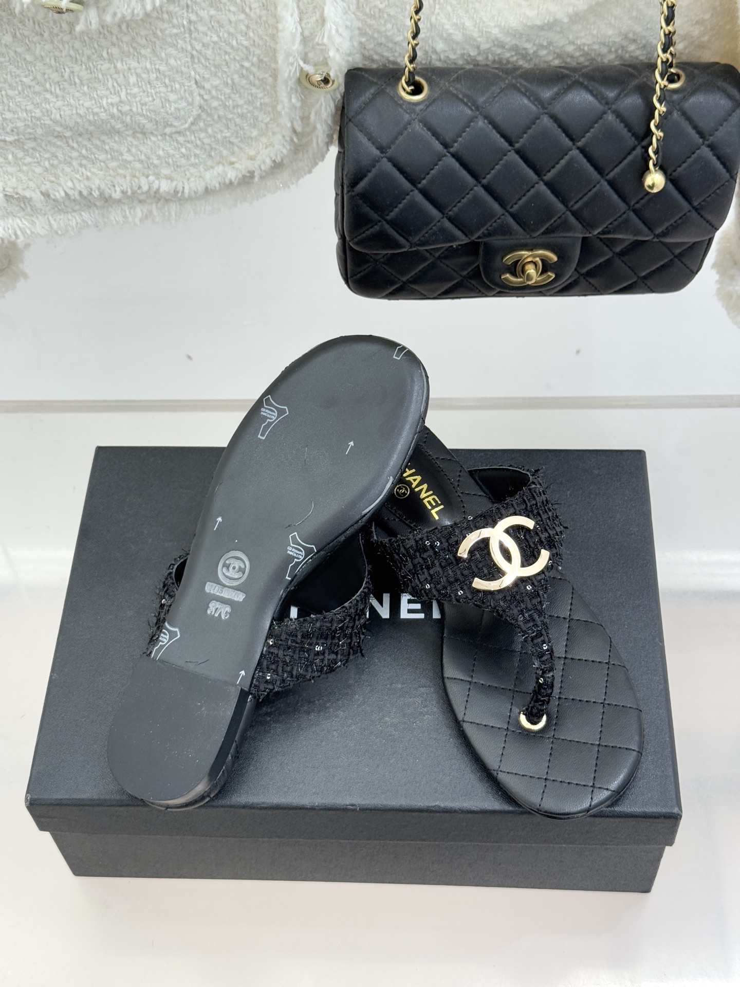 CHANE* ｜小香26P大双C菱格夹脚人字拖凝萃26P早春系列的摩登巧思承袭康朋街百年匠艺的细腻质感。