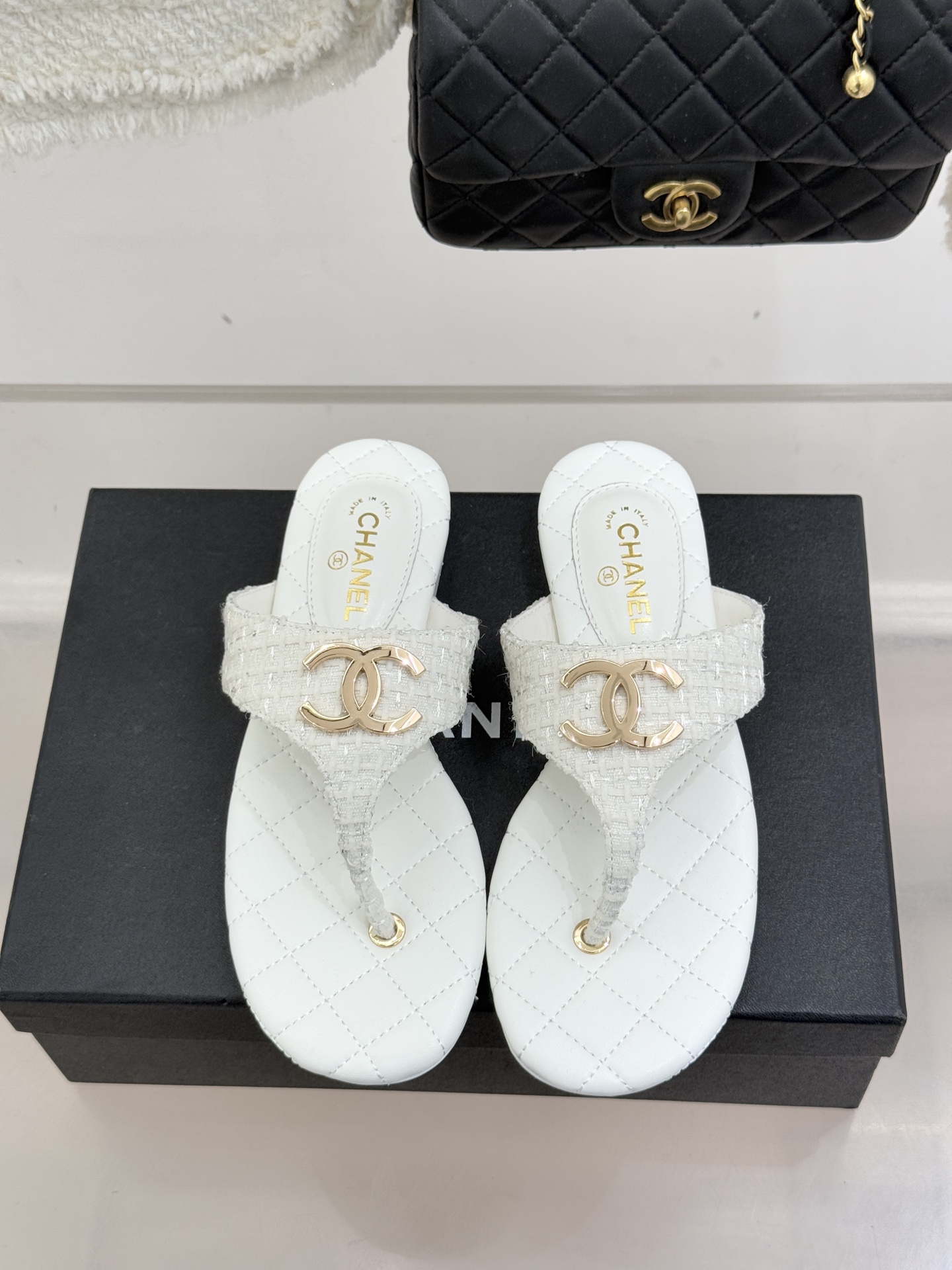 CHANE* ｜小香26P大双C菱格夹脚人字拖凝萃26P早春系列的摩登巧思承袭康朋街百年匠艺的细腻质感。