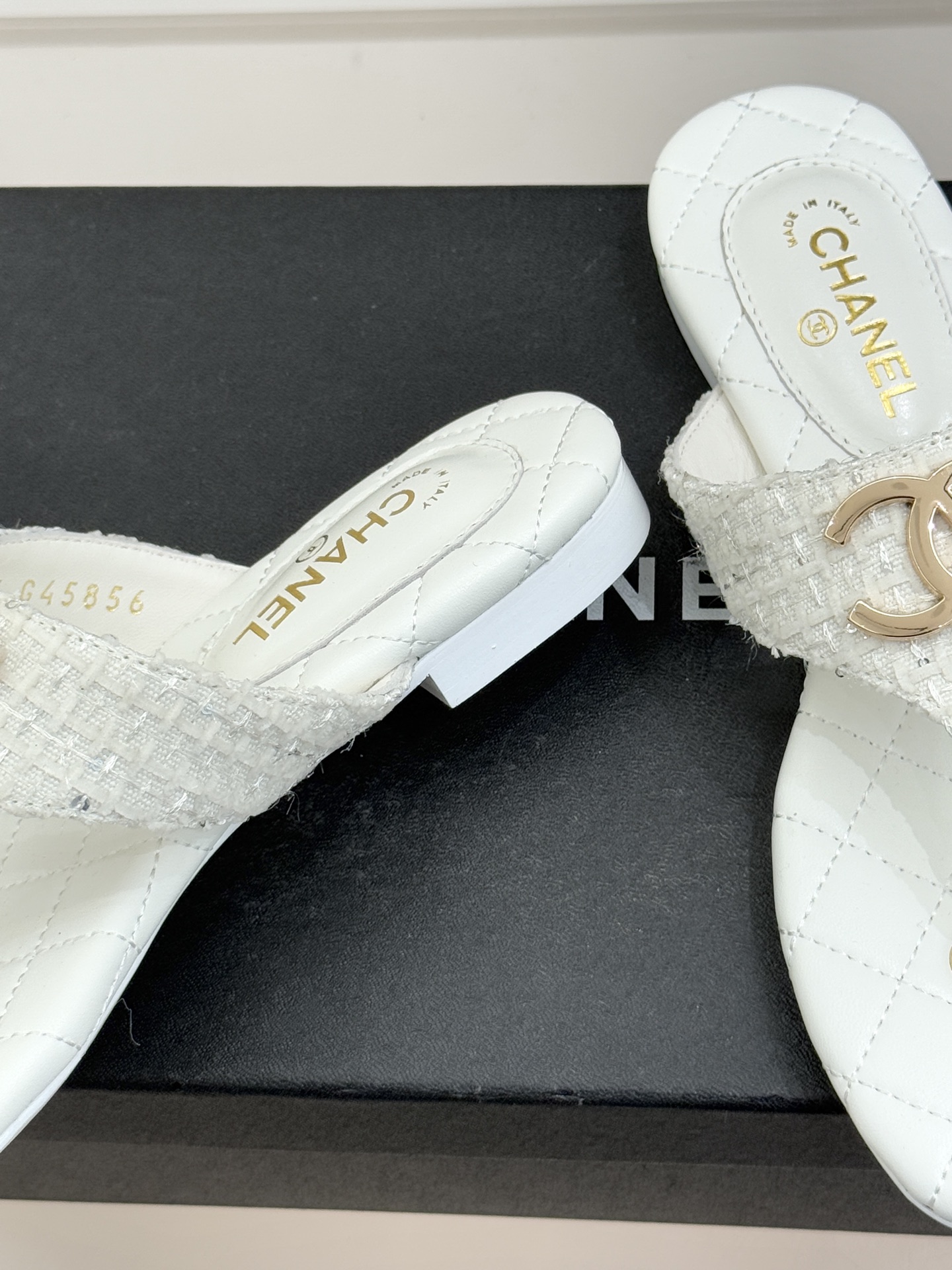 CHANE* ｜小香26P大双C菱格夹脚人字拖凝萃26P早春系列的摩登巧思承袭康朋街百年匠艺的细腻质感。