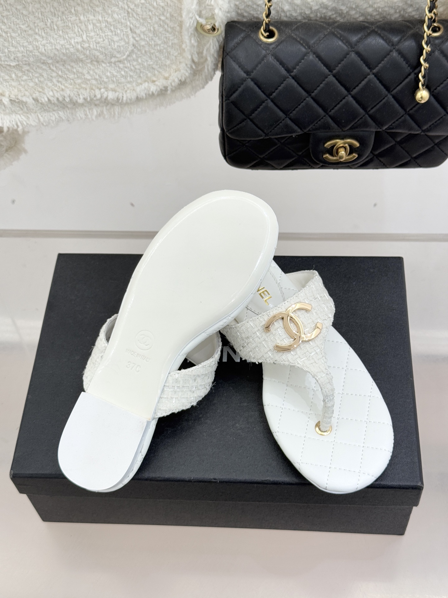 CHANE* ｜小香26P大双C菱格夹脚人字拖凝萃26P早春系列的摩登巧思承袭康朋街百年匠艺的细腻质感。