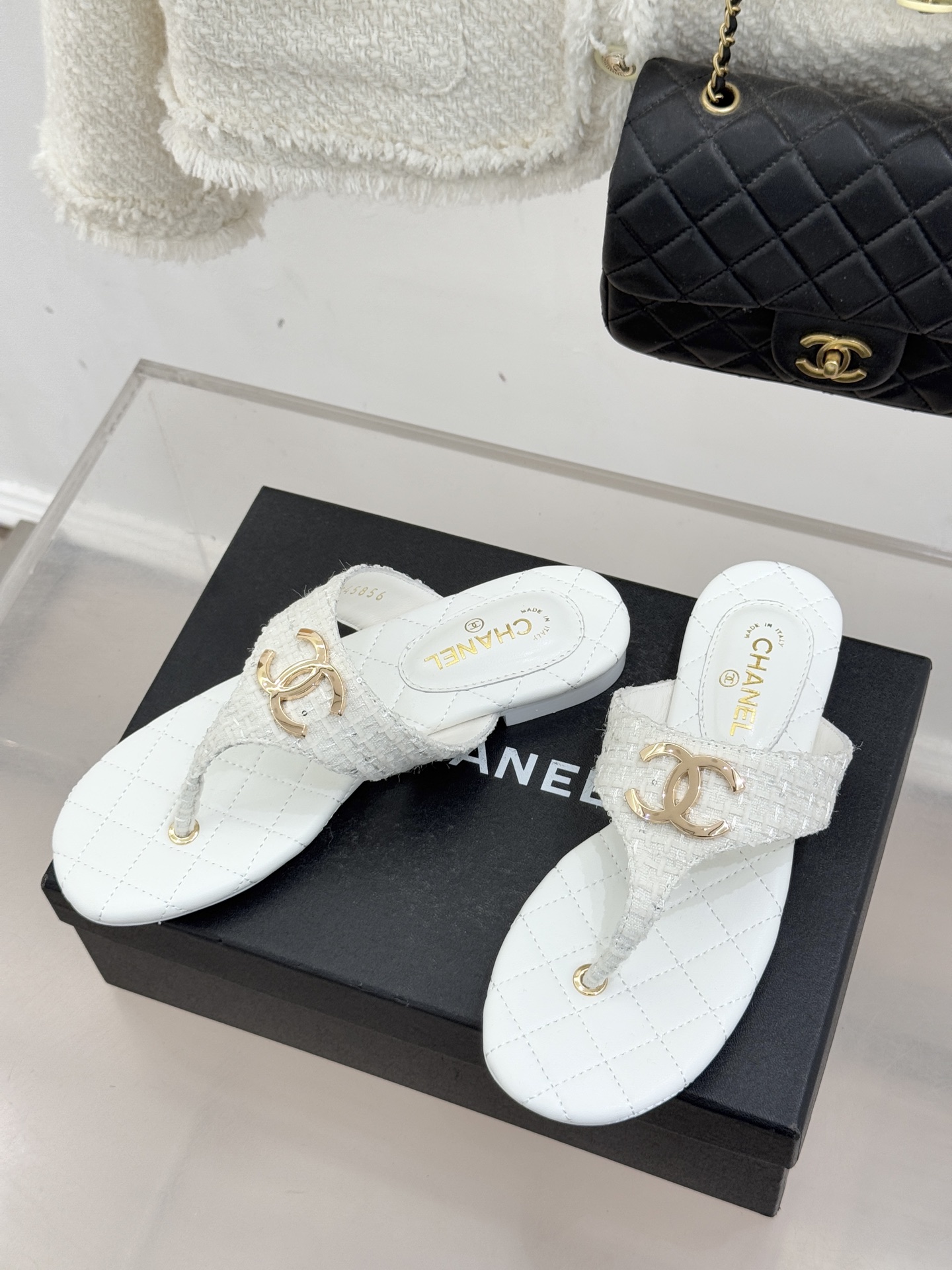 CHANE* ｜小香26P大双C菱格夹脚人字拖凝萃26P早春系列的摩登巧思承袭康朋街百年匠艺的细腻质感。