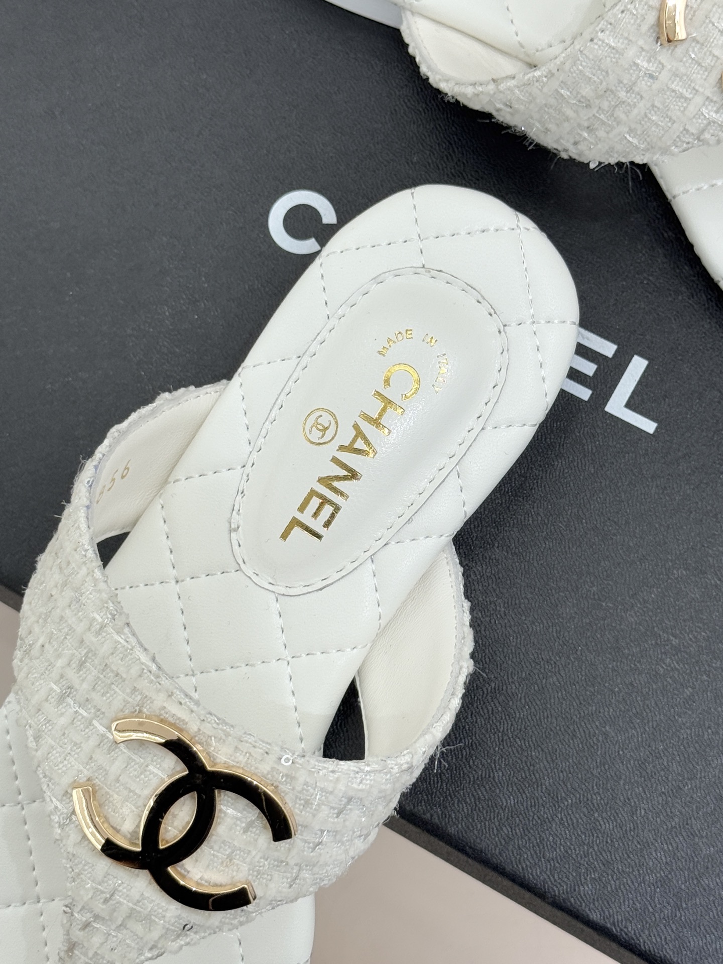 CHANE* ｜小香26P大双C菱格夹脚人字拖凝萃26P早春系列的摩登巧思承袭康朋街百年匠艺的细腻质感。