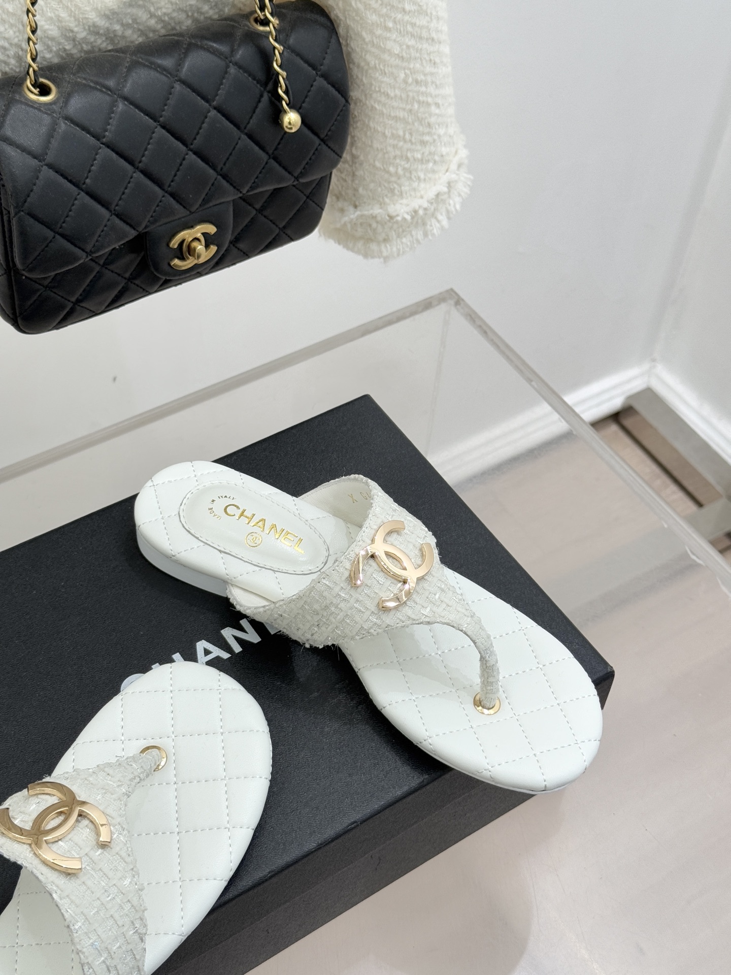 CHANE* ｜小香26P大双C菱格夹脚人字拖凝萃26P早春系列的摩登巧思承袭康朋街百年匠艺的细腻质感。