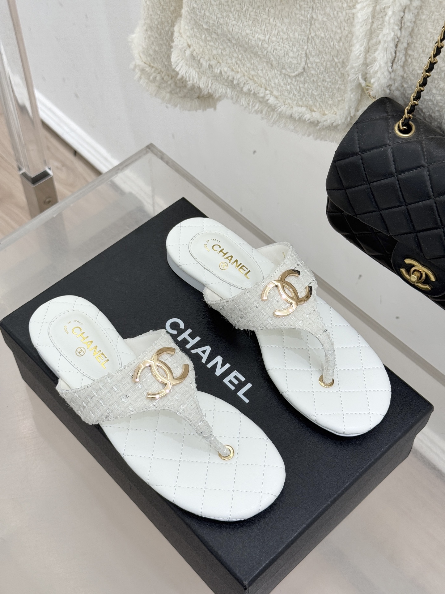 CHANE* ｜小香26P大双C菱格夹脚人字拖凝萃26P早春系列的摩登巧思承袭康朋街百年匠艺的细腻质感。