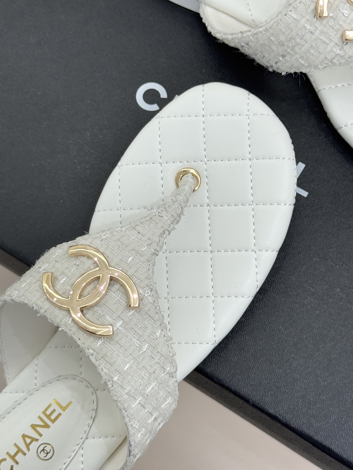 CHANE* ｜小香26P大双C菱格夹脚人字拖凝萃26P早春系列的摩登巧思承袭康朋街百年匠艺的细腻质感。