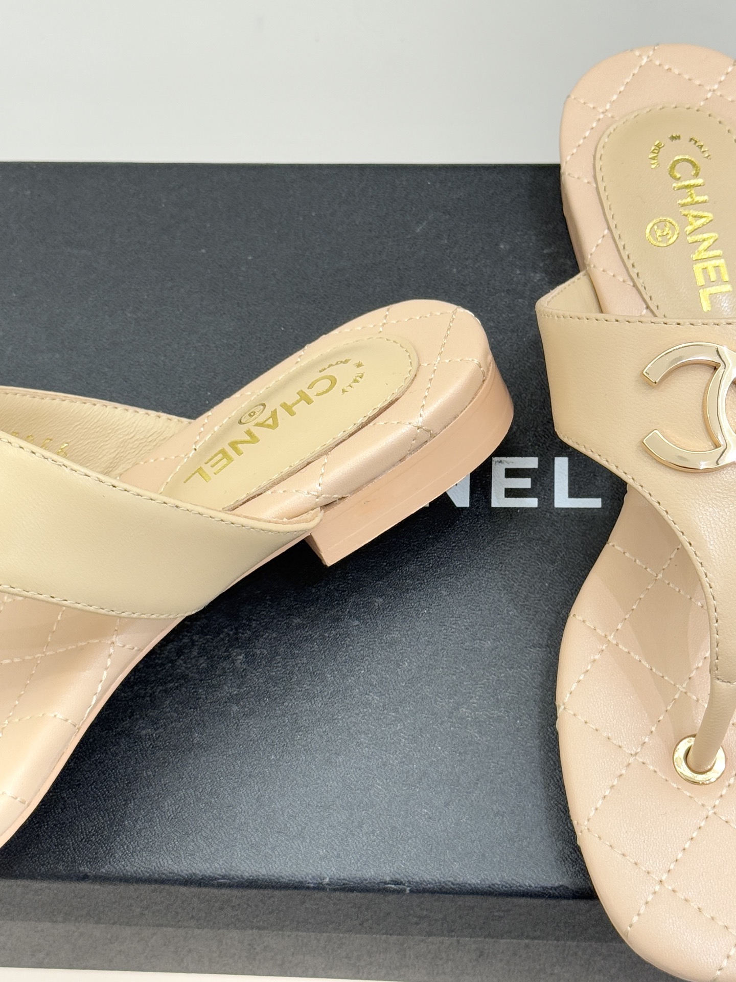 CHANE* ｜小香26P大双C菱格夹脚人字拖凝萃26P早春系列的摩登巧思承袭康朋街百年匠艺的细腻质感。