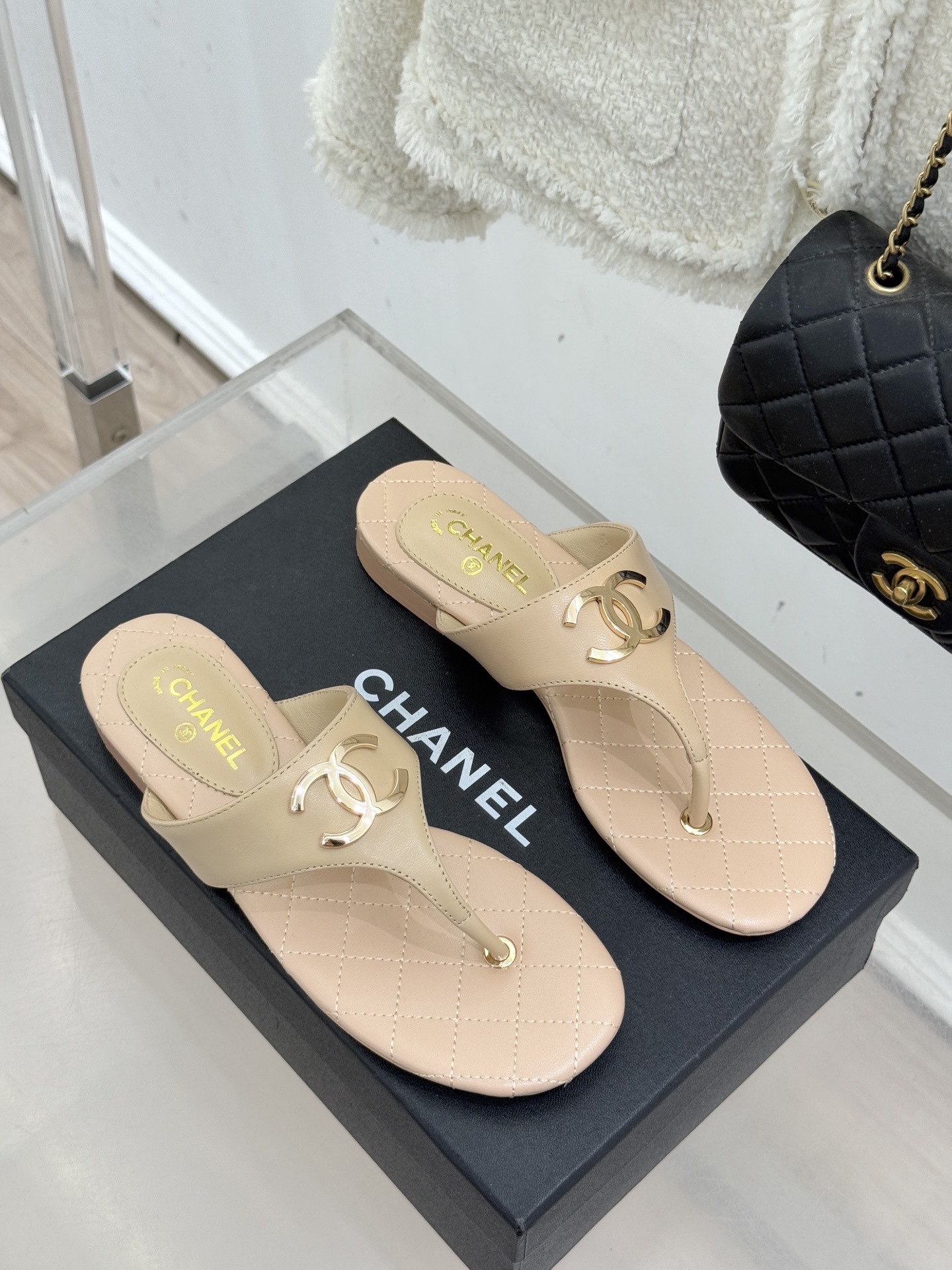 CHANE* ｜小香26P大双C菱格夹脚人字拖凝萃26P早春系列的摩登巧思承袭康朋街百年匠艺的细腻质感。