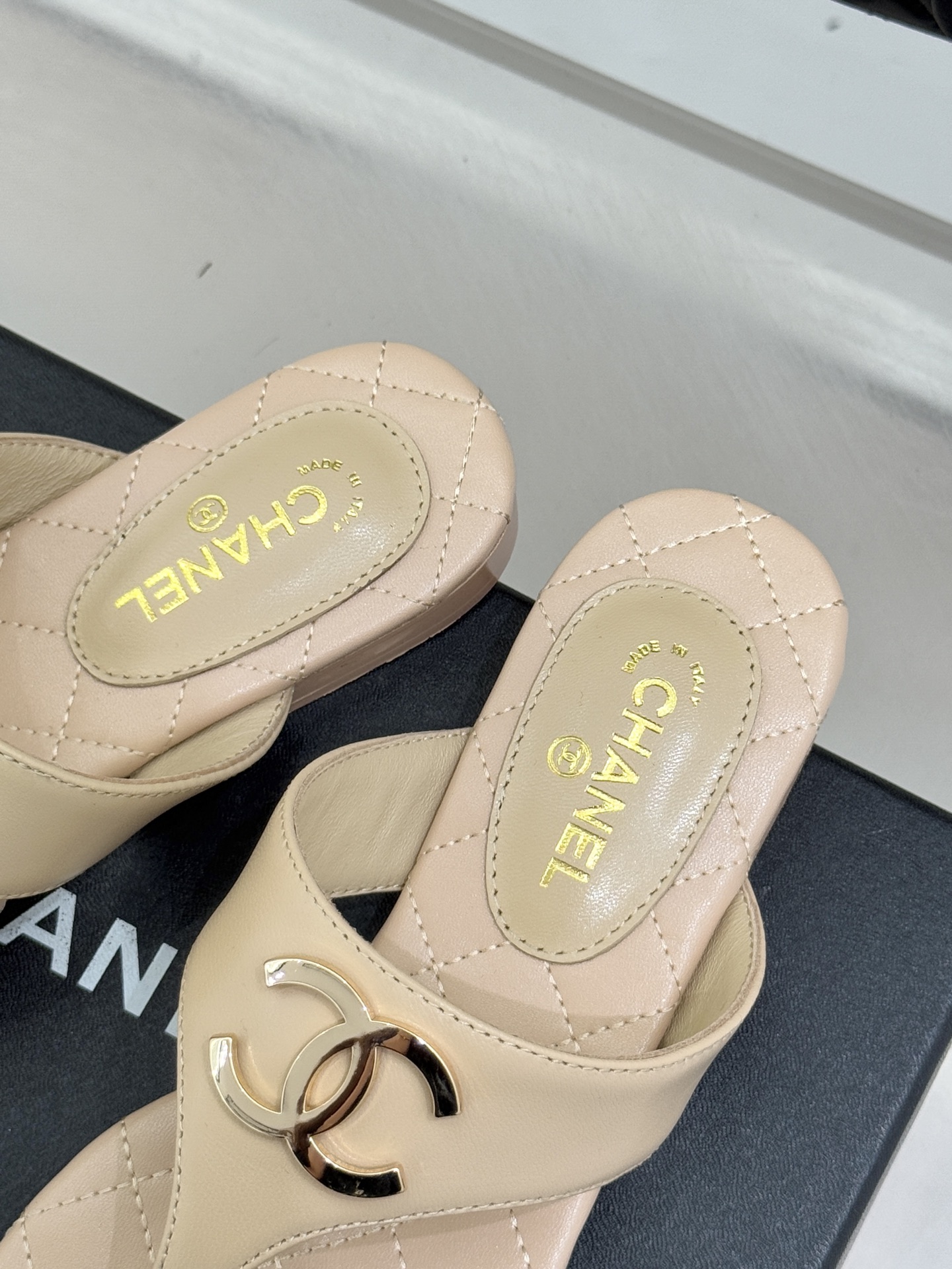 CHANE* ｜小香26P大双C菱格夹脚人字拖凝萃26P早春系列的摩登巧思承袭康朋街百年匠艺的细腻质感。