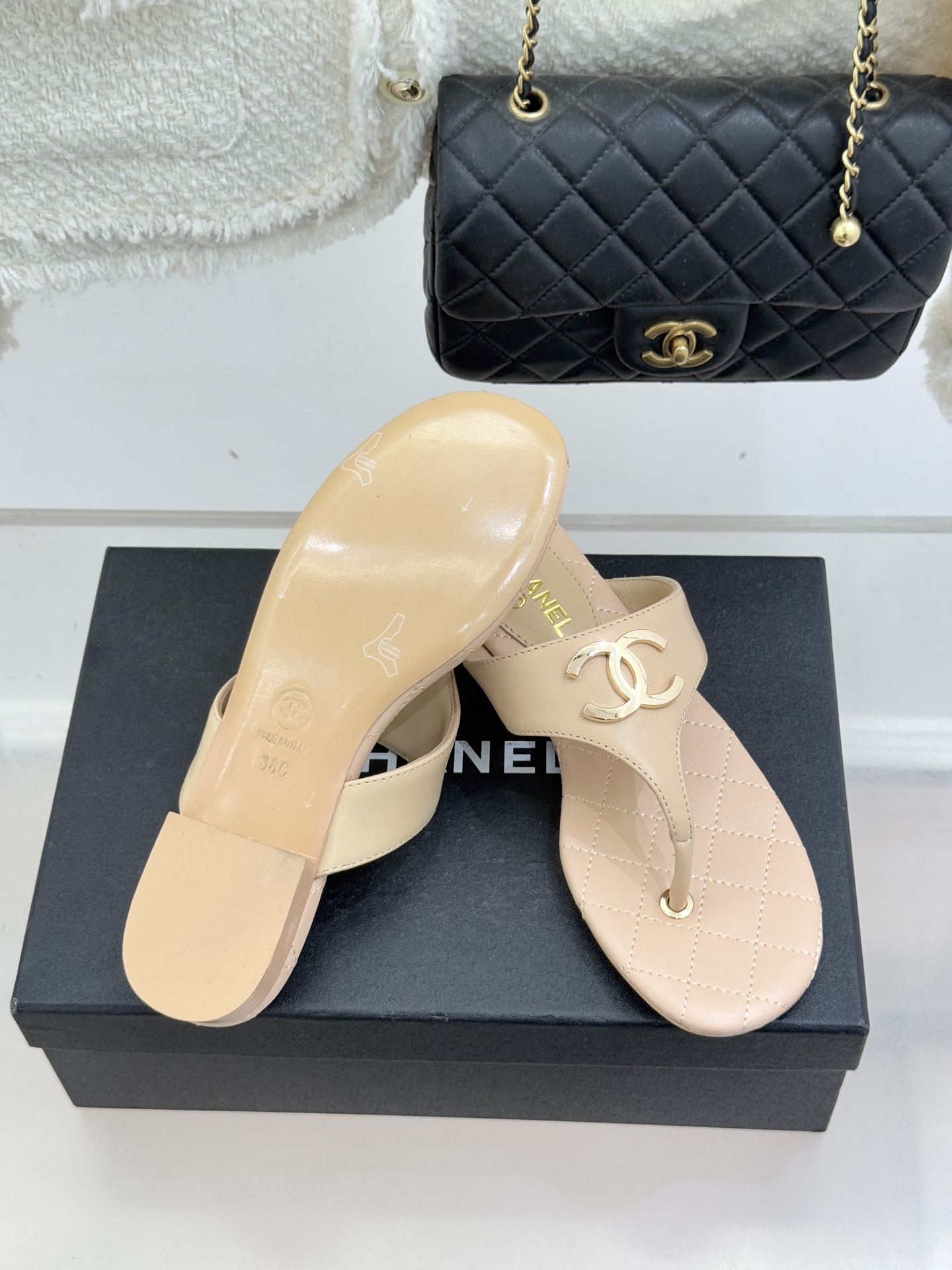 CHANE* ｜小香26P大双C菱格夹脚人字拖凝萃26P早春系列的摩登巧思承袭康朋街百年匠艺的细腻质感。