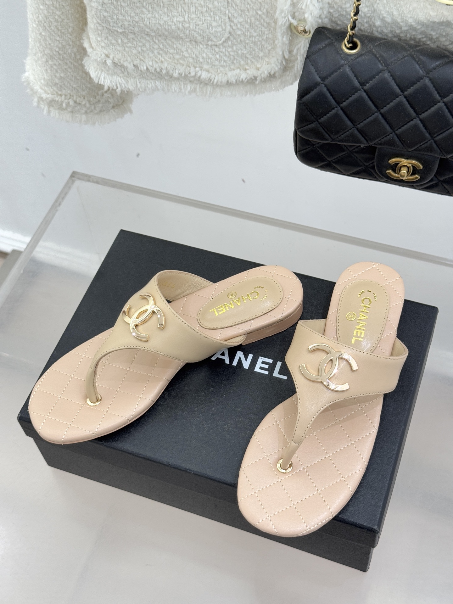 CHANE* ｜小香26P大双C菱格夹脚人字拖凝萃26P早春系列的摩登巧思承袭康朋街百年匠艺的细腻质感。