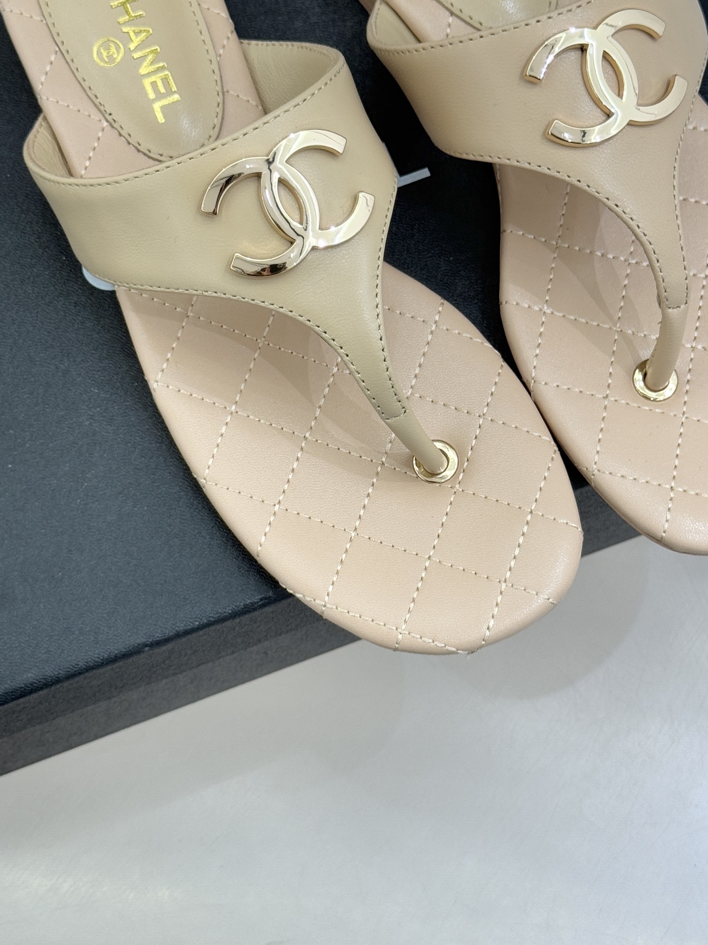 CHANE* ｜小香26P大双C菱格夹脚人字拖凝萃26P早春系列的摩登巧思承袭康朋街百年匠艺的细腻质感。