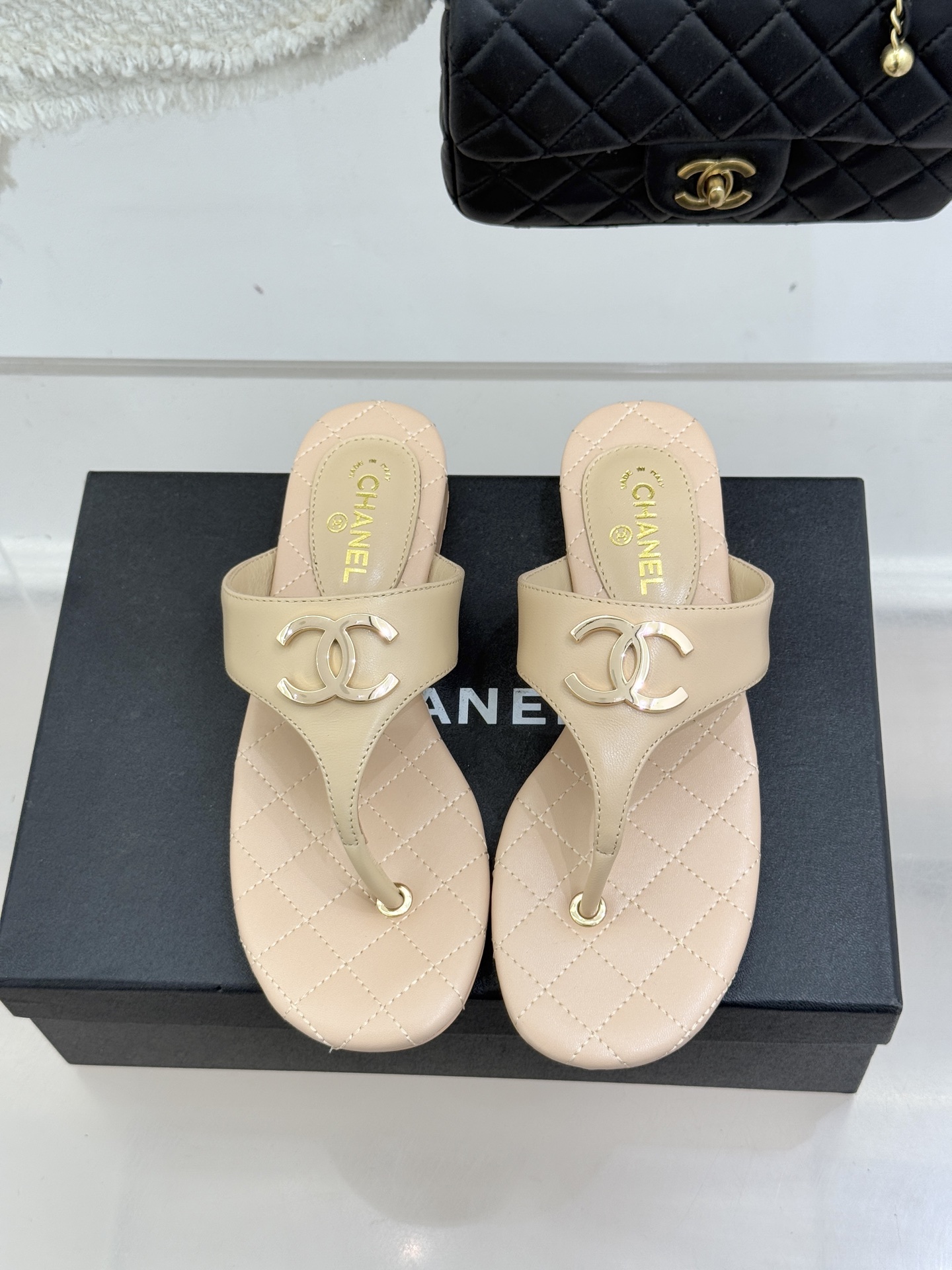 CHANE* ｜小香26P大双C菱格夹脚人字拖凝萃26P早春系列的摩登巧思承袭康朋街百年匠艺的细腻质感。