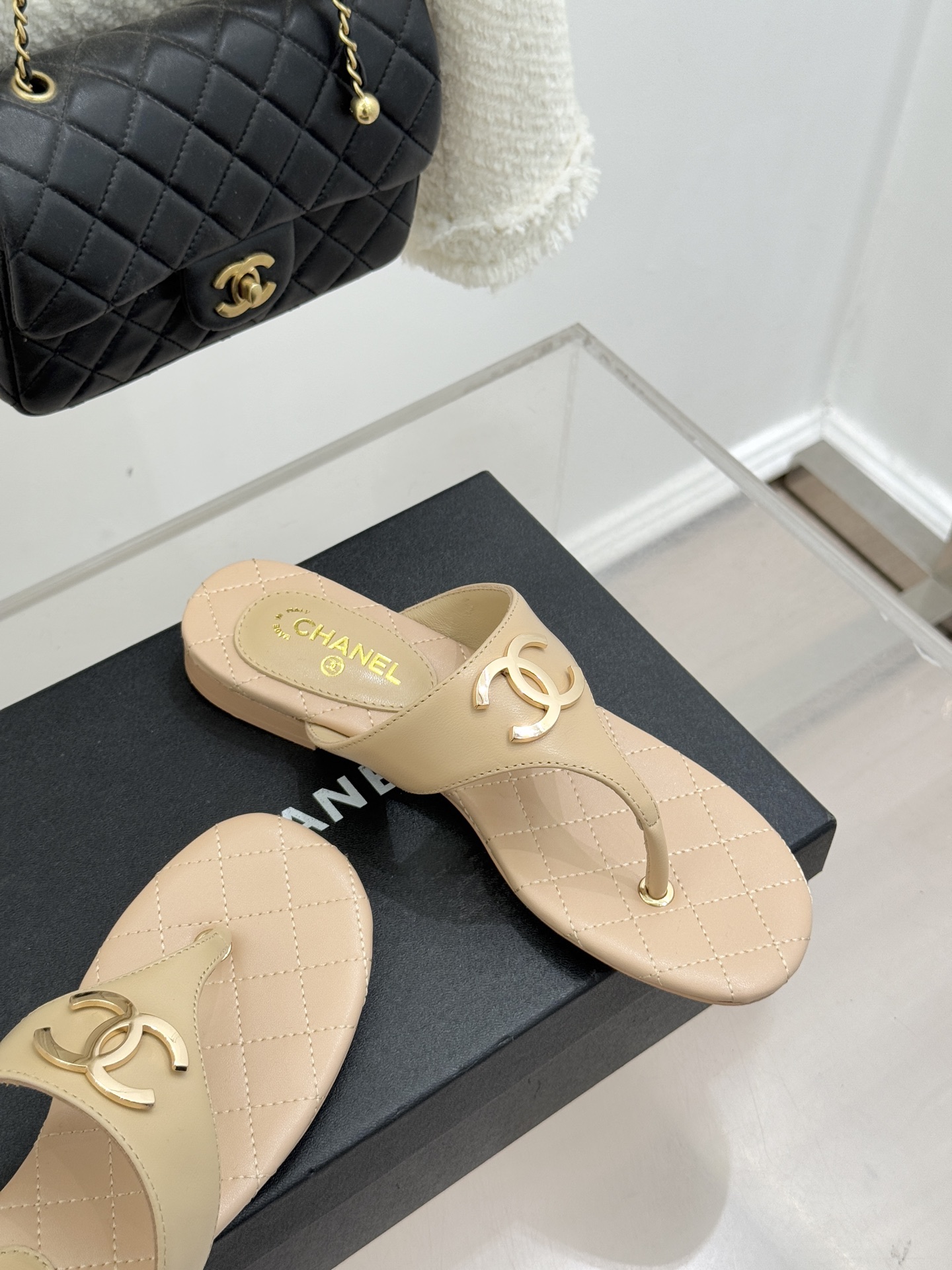 CHANE* ｜小香26P大双C菱格夹脚人字拖凝萃26P早春系列的摩登巧思承袭康朋街百年匠艺的细腻质感。