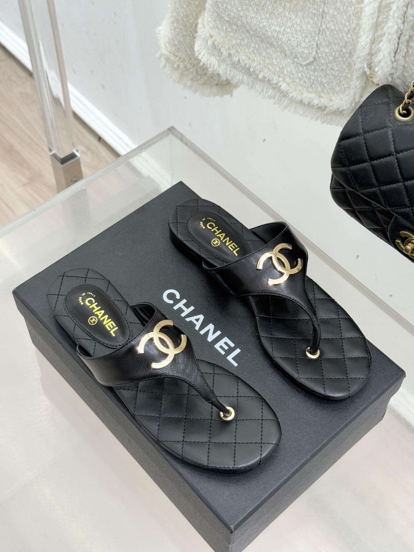 CHANE* ｜小香26P大双C菱格夹脚人字拖凝萃26P早春系列的摩登巧思承袭康朋街百年匠艺的细腻质感。