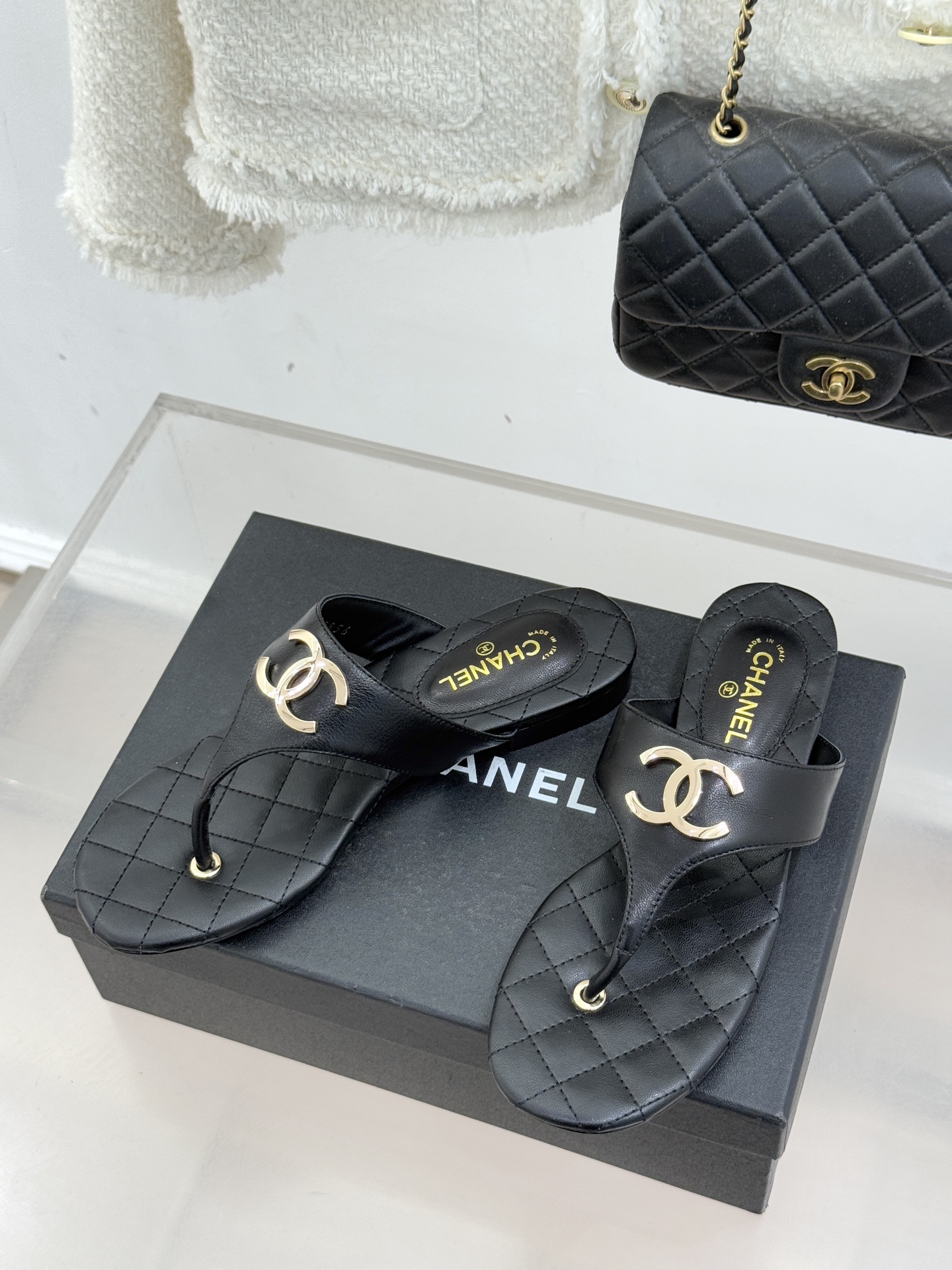 CHANE* ｜小香26P大双C菱格夹脚人字拖凝萃26P早春系列的摩登巧思承袭康朋街百年匠艺的细腻质感。