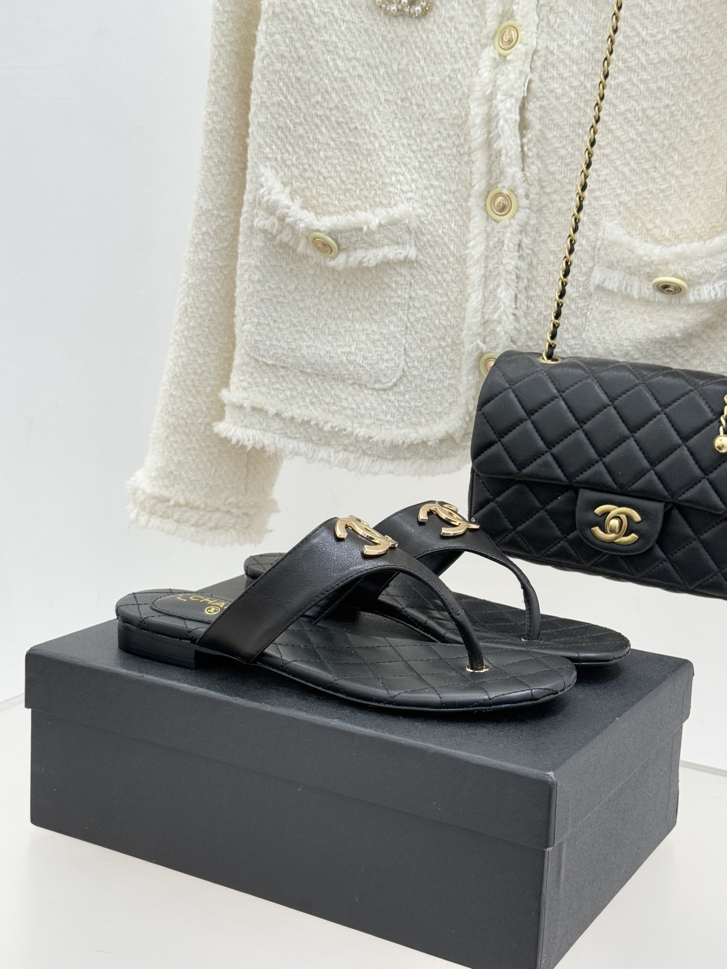 CHANE* ｜小香26P大双C菱格夹脚人字拖凝萃26P早春系列的摩登巧思承袭康朋街百年匠艺的细腻质感。