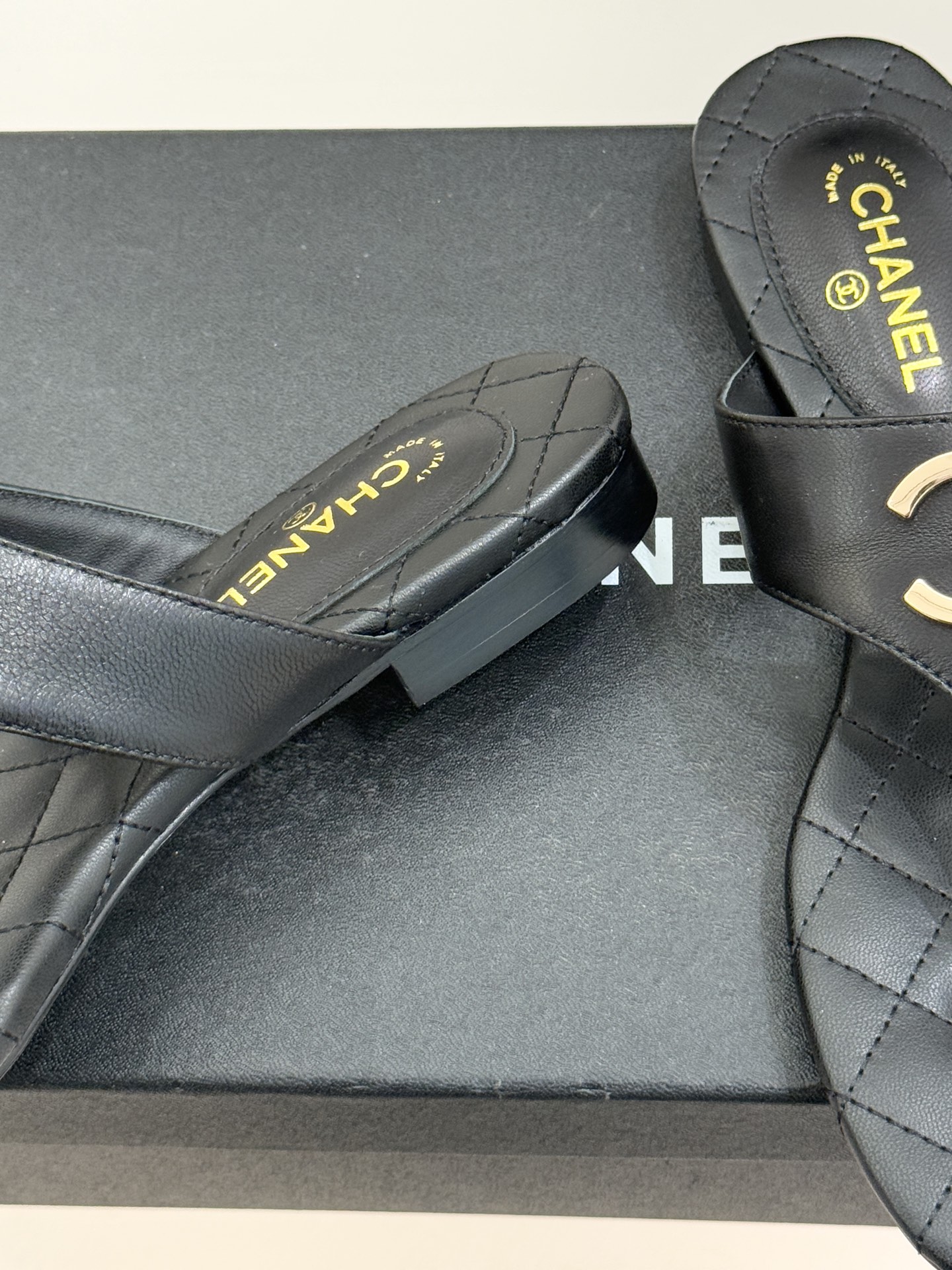 CHANE* ｜小香26P大双C菱格夹脚人字拖凝萃26P早春系列的摩登巧思承袭康朋街百年匠艺的细腻质感。