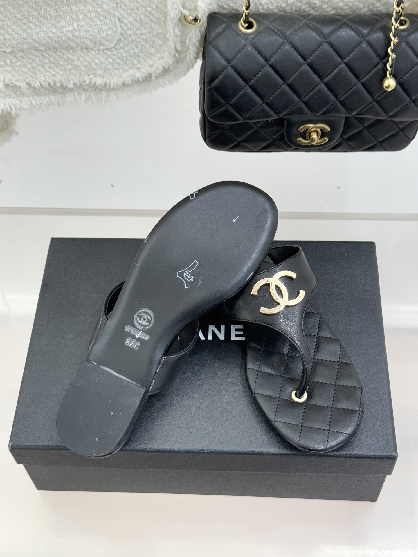 CHANE* ｜小香26P大双C菱格夹脚人字拖凝萃26P早春系列的摩登巧思承袭康朋街百年匠艺的细腻质感。