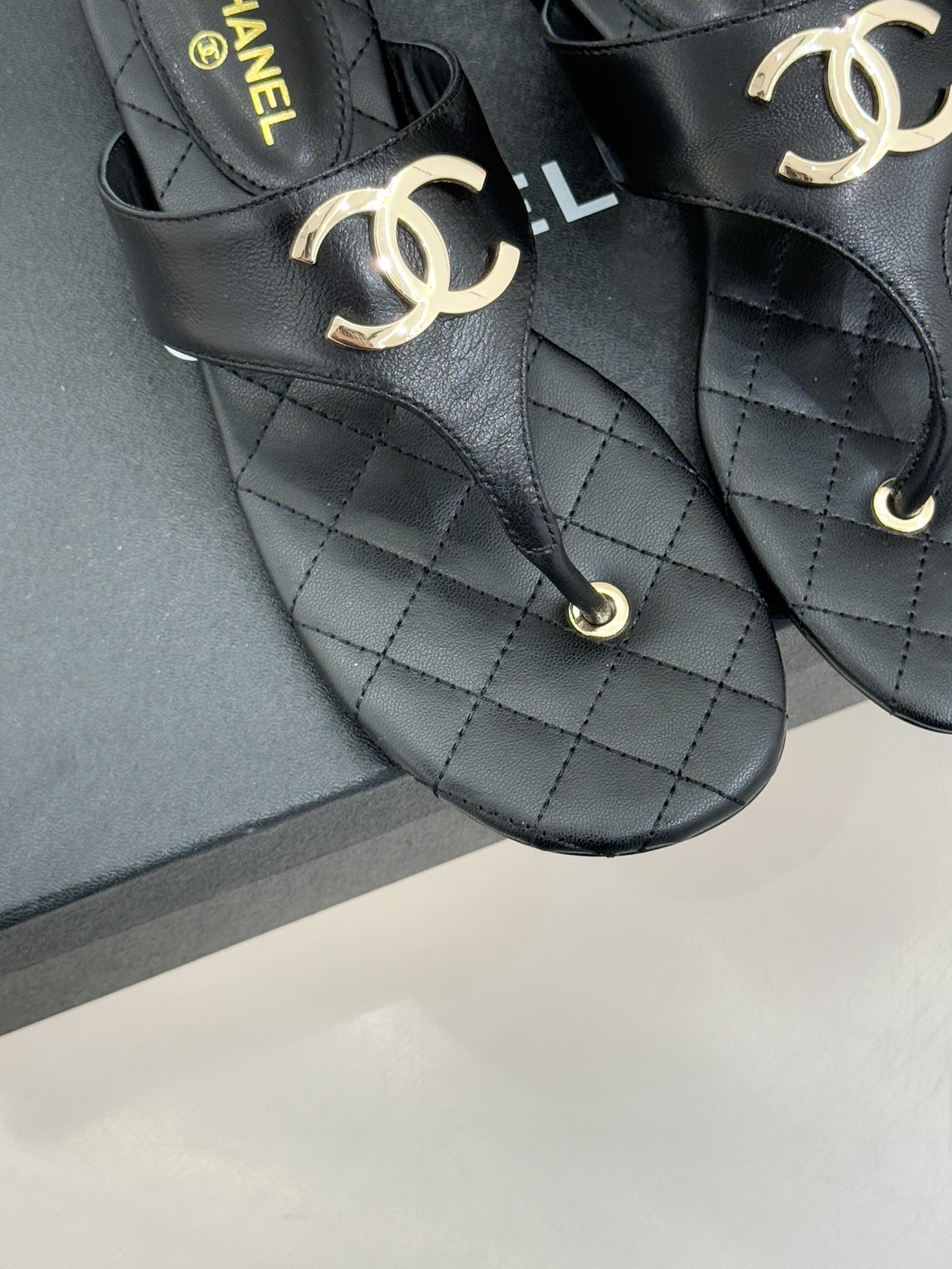 CHANE* ｜小香26P大双C菱格夹脚人字拖凝萃26P早春系列的摩登巧思承袭康朋街百年匠艺的细腻质感。