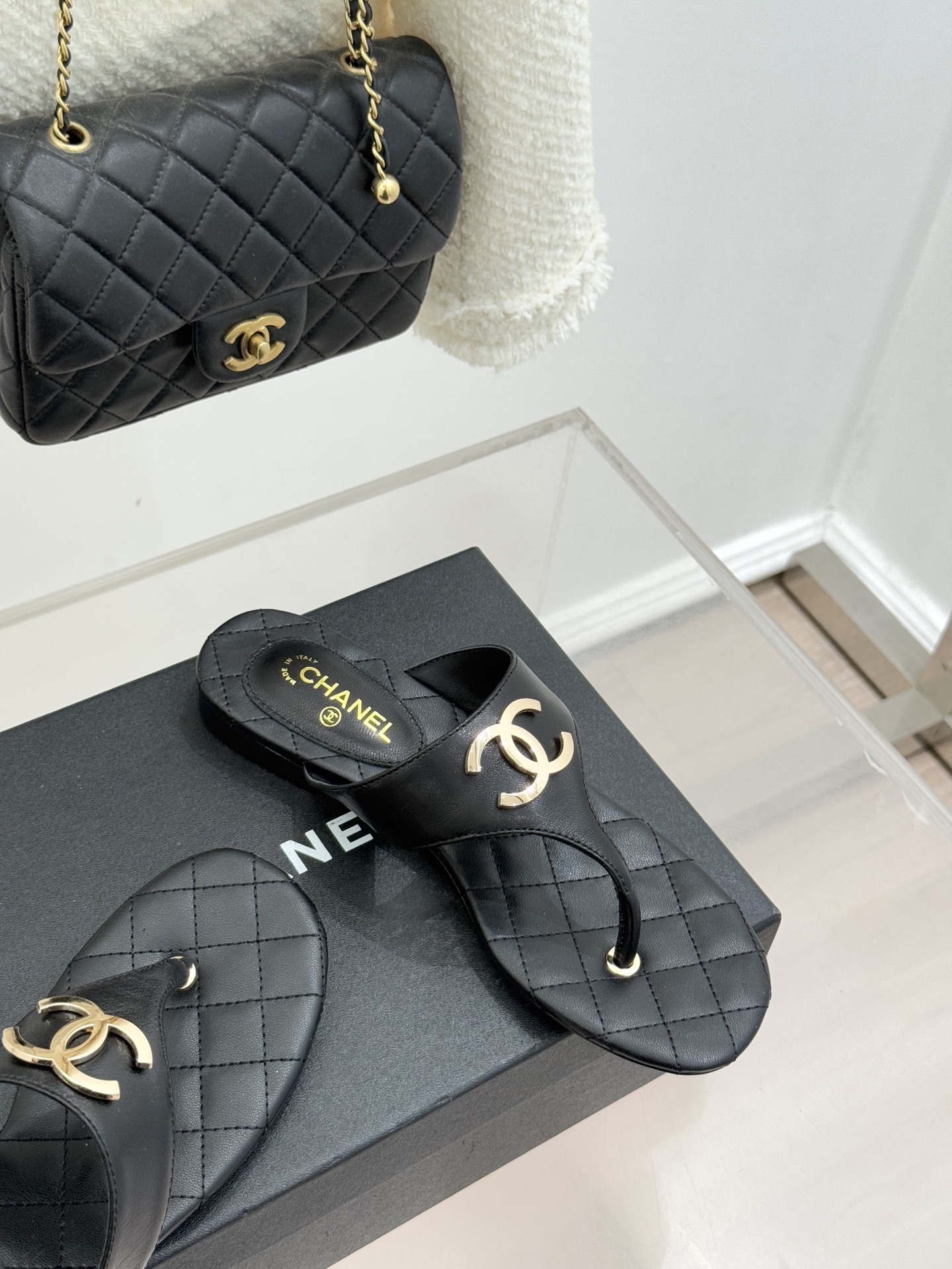 CHANE* ｜小香26P大双C菱格夹脚人字拖凝萃26P早春系列的摩登巧思承袭康朋街百年匠艺的细腻质感。