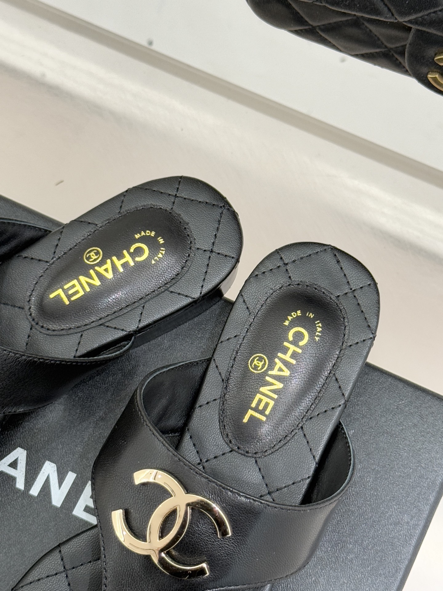CHANE* ｜小香26P大双C菱格夹脚人字拖凝萃26P早春系列的摩登巧思承袭康朋街百年匠艺的细腻质感。