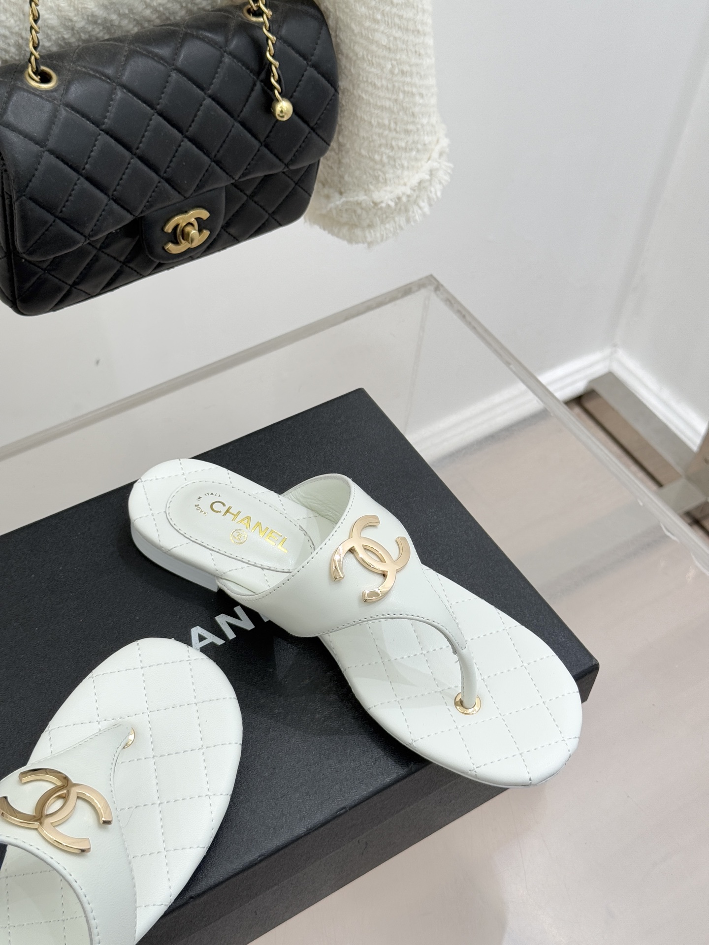 CHANE* ｜小香26P大双C菱格夹脚人字拖凝萃26P早春系列的摩登巧思承袭康朋街百年匠艺的细腻质感。