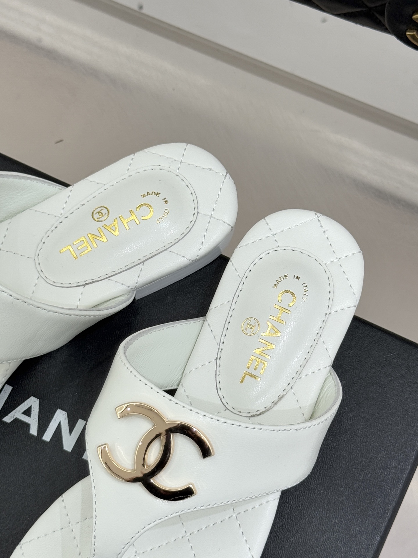 CHANE* ｜小香26P大双C菱格夹脚人字拖凝萃26P早春系列的摩登巧思承袭康朋街百年匠艺的细腻质感。