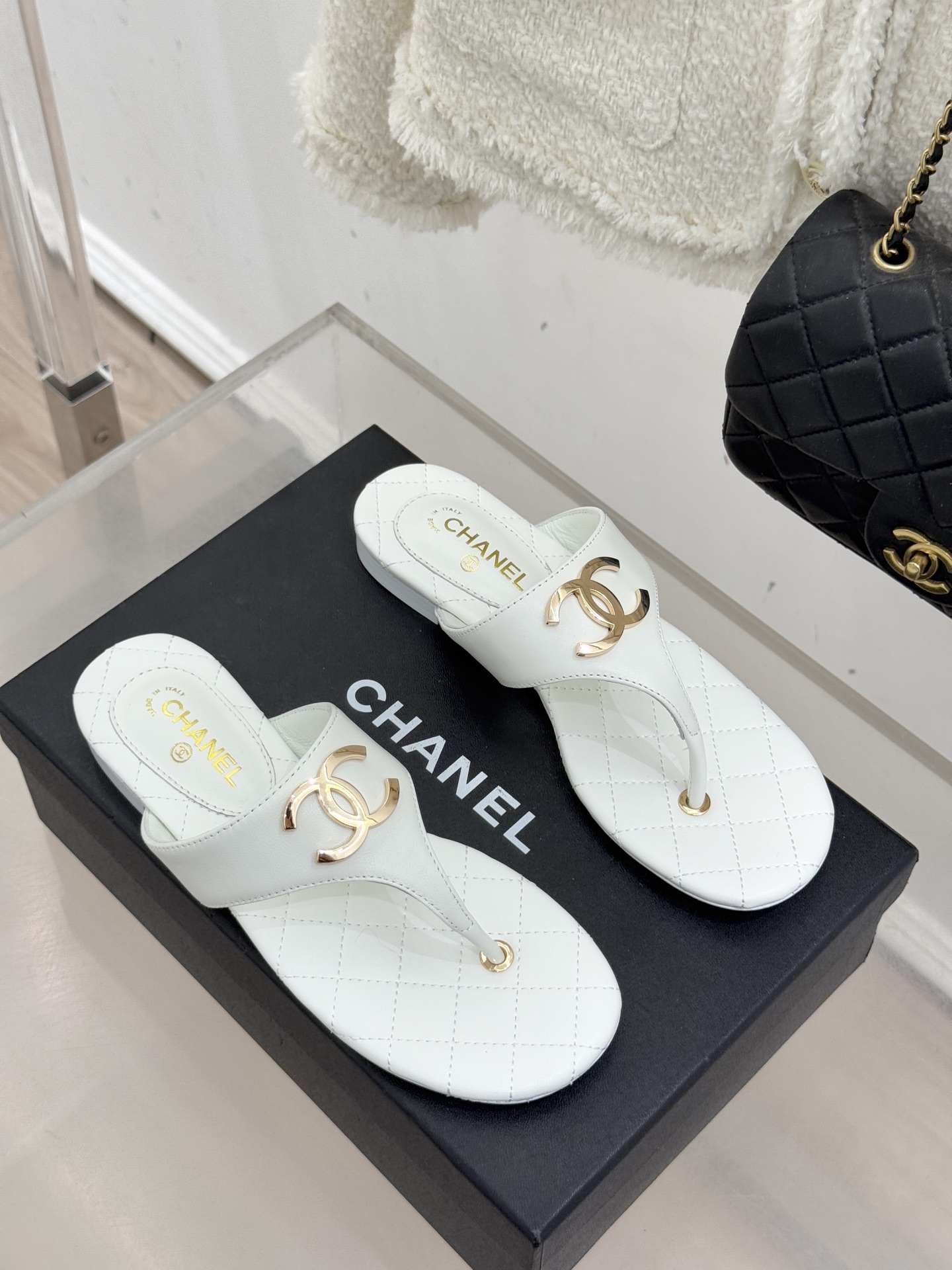 CHANE* ｜小香26P大双C菱格夹脚人字拖凝萃26P早春系列的摩登巧思承袭康朋街百年匠艺的细腻质感。