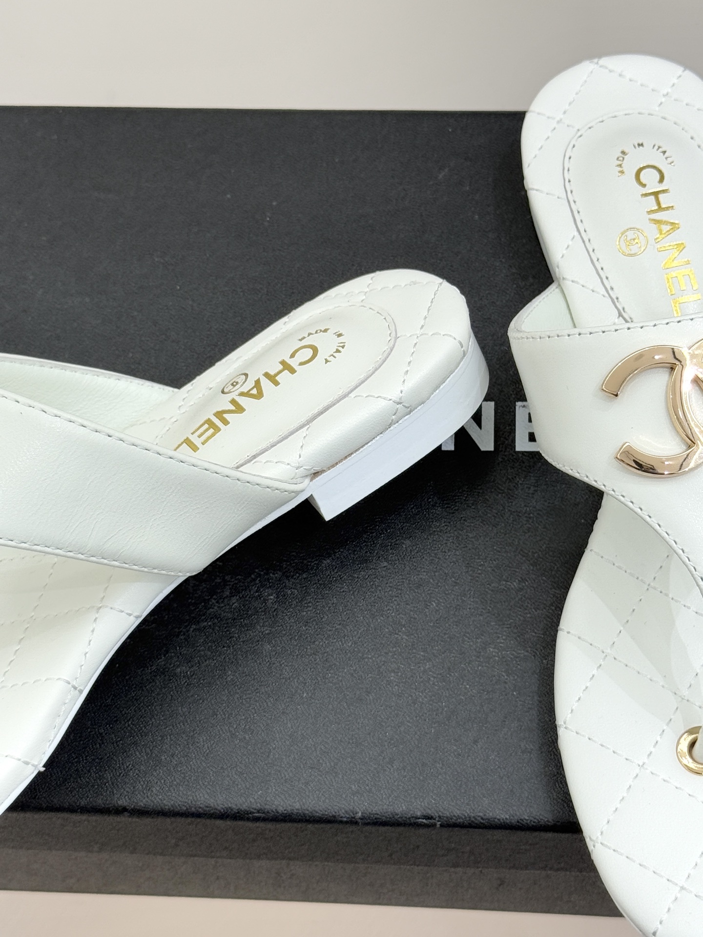 CHANE* ｜小香26P大双C菱格夹脚人字拖凝萃26P早春系列的摩登巧思承袭康朋街百年匠艺的细腻质感。