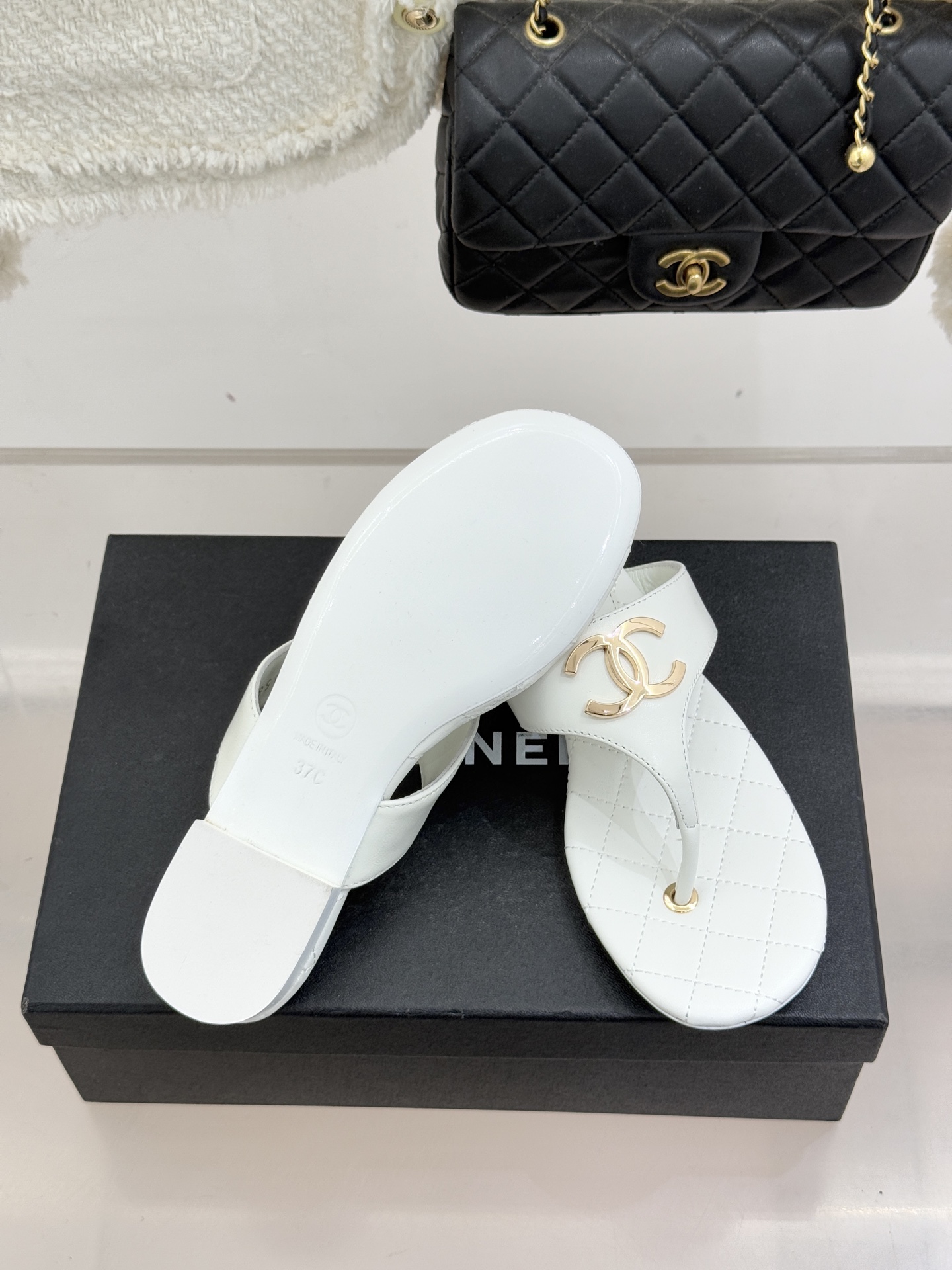 CHANE* ｜小香26P大双C菱格夹脚人字拖凝萃26P早春系列的摩登巧思承袭康朋街百年匠艺的细腻质感。