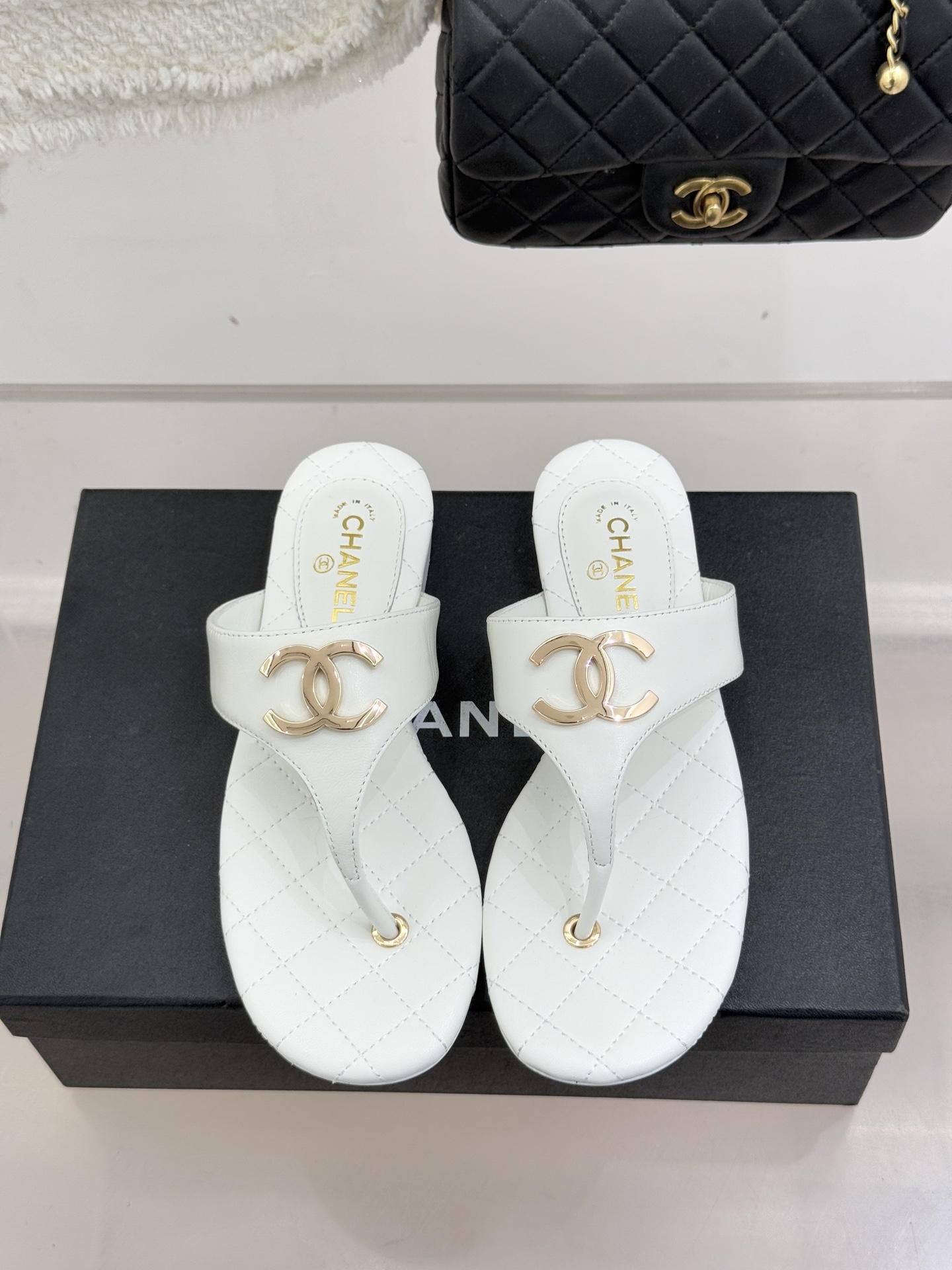 CHANE* ｜小香26P大双C菱格夹脚人字拖凝萃26P早春系列的摩登巧思承袭康朋街百年匠艺的细腻质感。