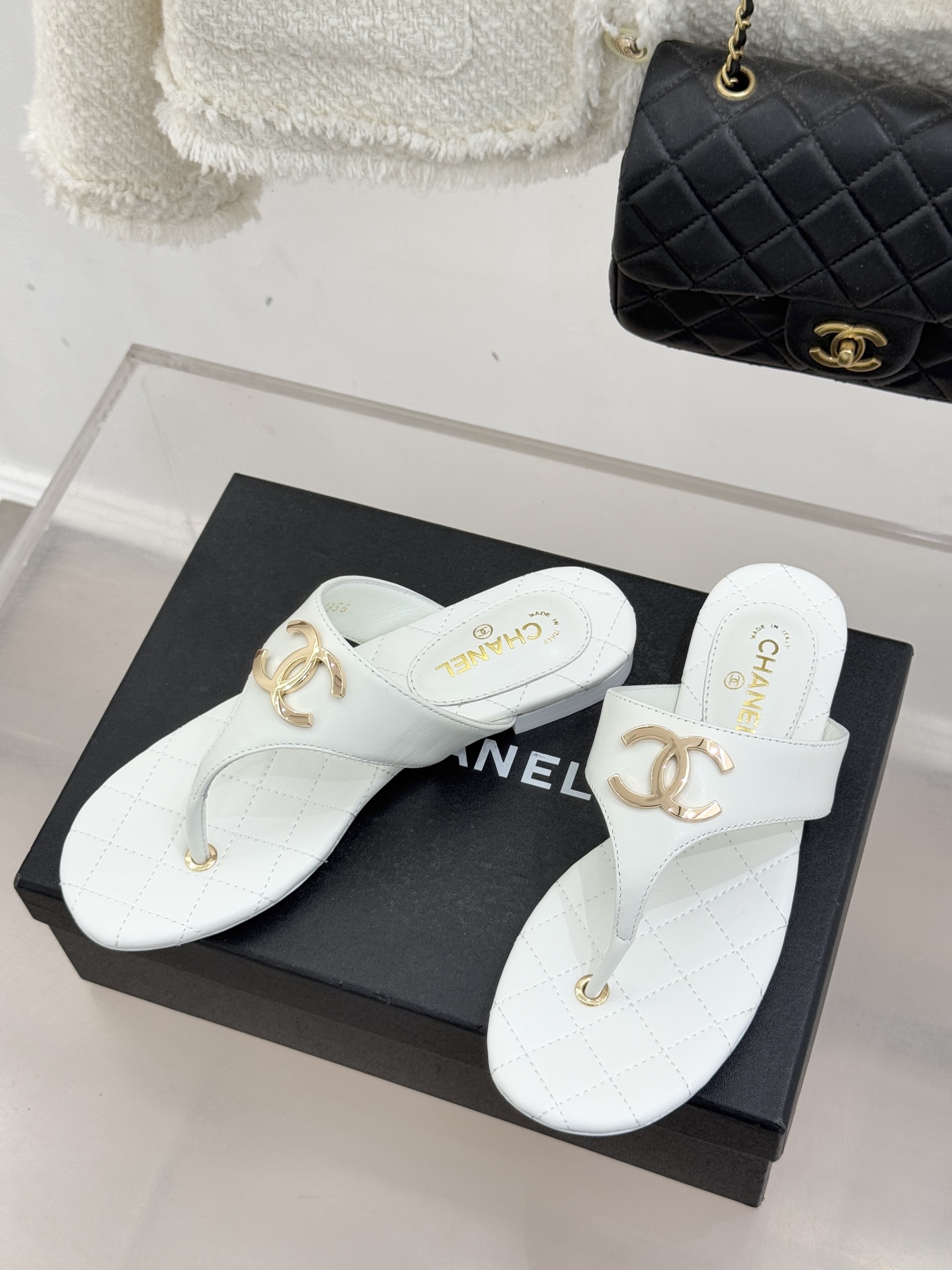 CHANE* ｜小香26P大双C菱格夹脚人字拖凝萃26P早春系列的摩登巧思承袭康朋街百年匠艺的细腻质感。