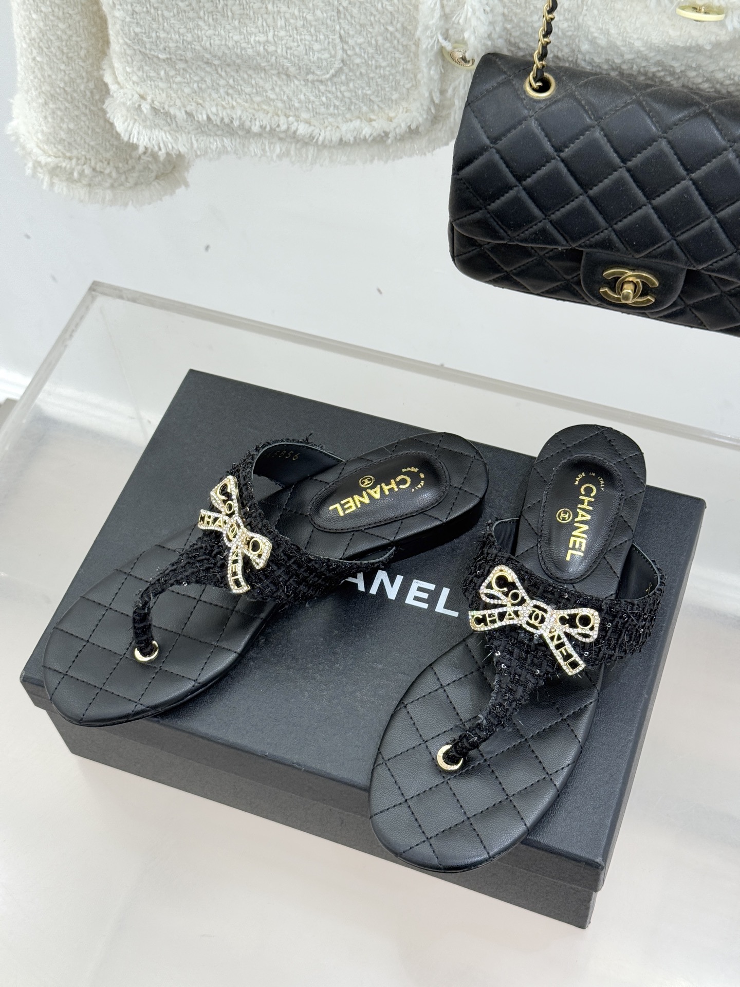 CHANE*｜小香经典水钻双C蝴蝶结平底夹脚人字拖鞋当经典水钻双C遇上灵动金属蝴蝶结这双拖鞋便成了优雅与