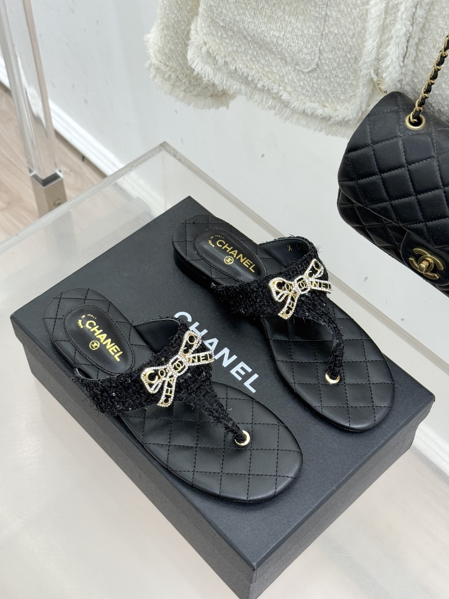 CHANE*｜小香经典水钻双C蝴蝶结平底夹脚人字拖鞋当经典水钻双C遇上灵动金属蝴蝶结这双拖鞋便成了优雅与