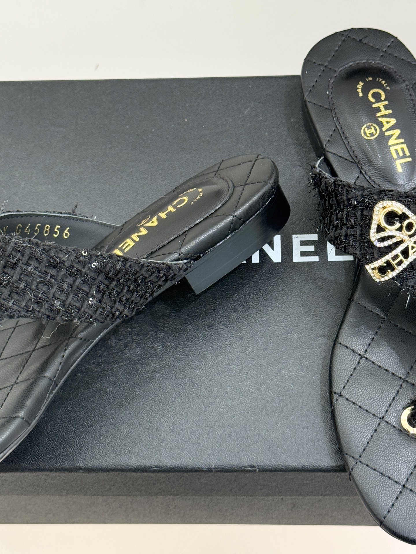 CHANE*｜小香经典水钻双C蝴蝶结平底夹脚人字拖鞋当经典水钻双C遇上灵动金属蝴蝶结这双拖鞋便成了优雅与