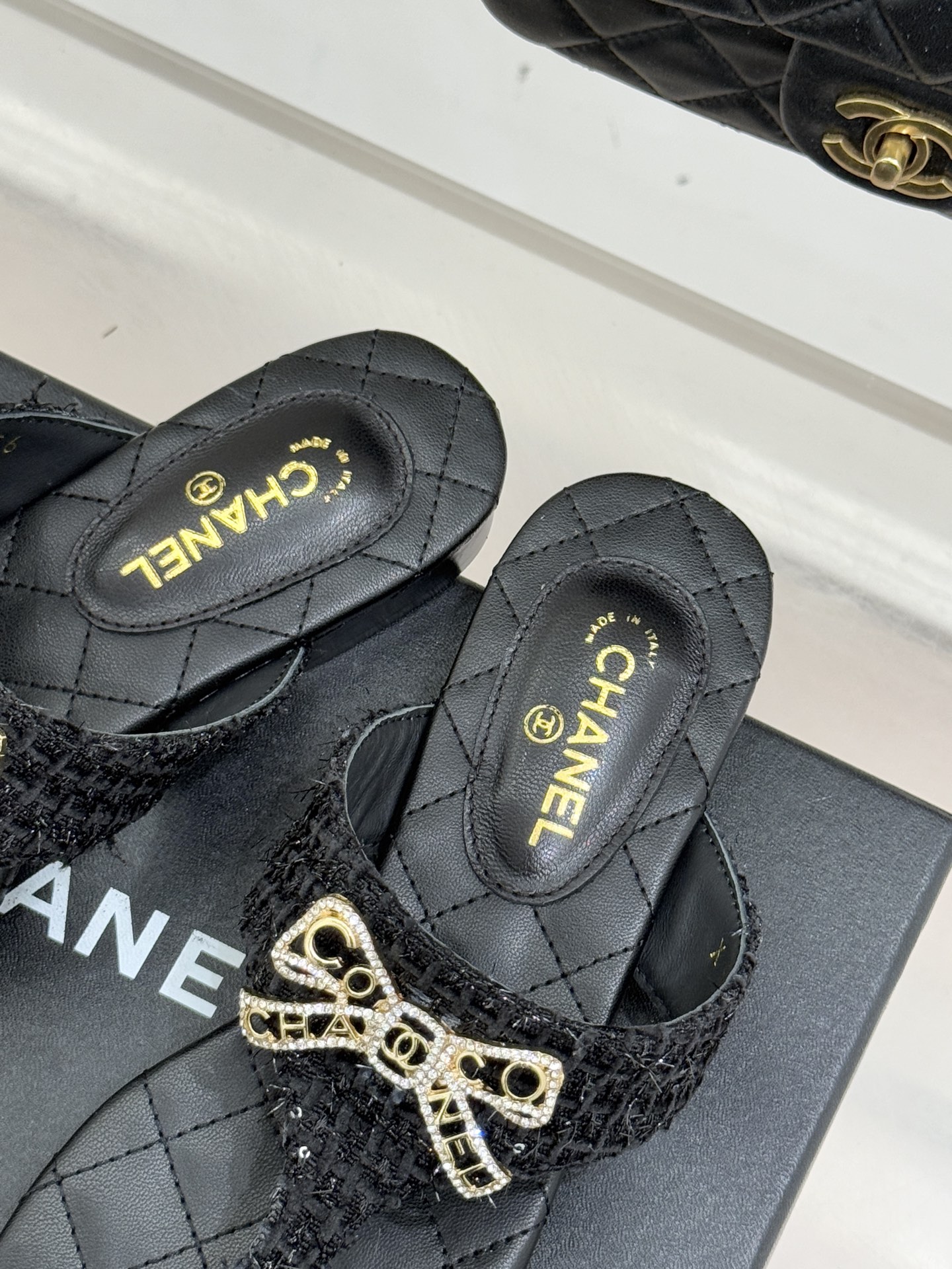 CHANE*｜小香经典水钻双C蝴蝶结平底夹脚人字拖鞋当经典水钻双C遇上灵动金属蝴蝶结这双拖鞋便成了优雅与