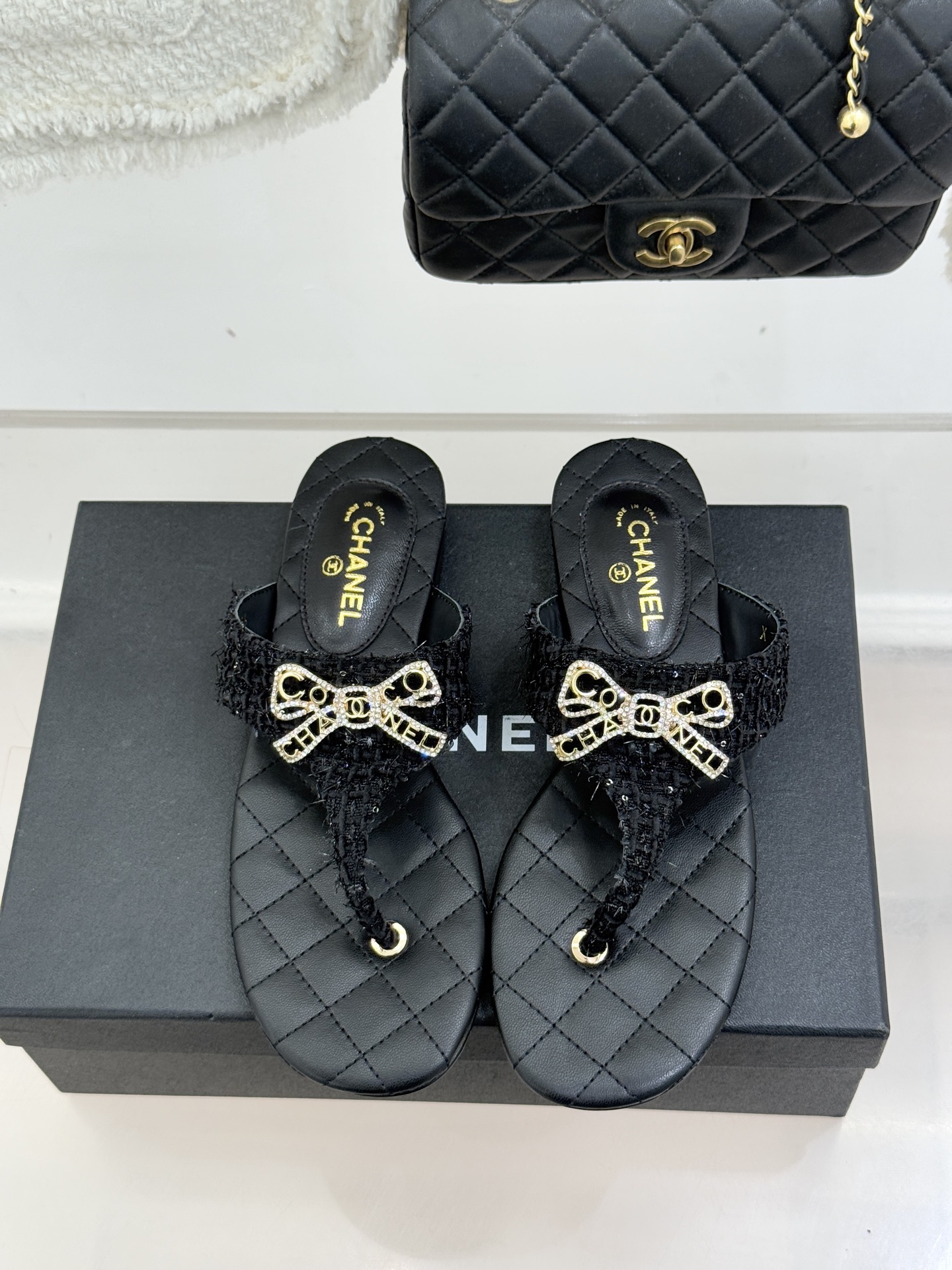 CHANE*｜小香经典水钻双C蝴蝶结平底夹脚人字拖鞋当经典水钻双C遇上灵动金属蝴蝶结这双拖鞋便成了优雅与