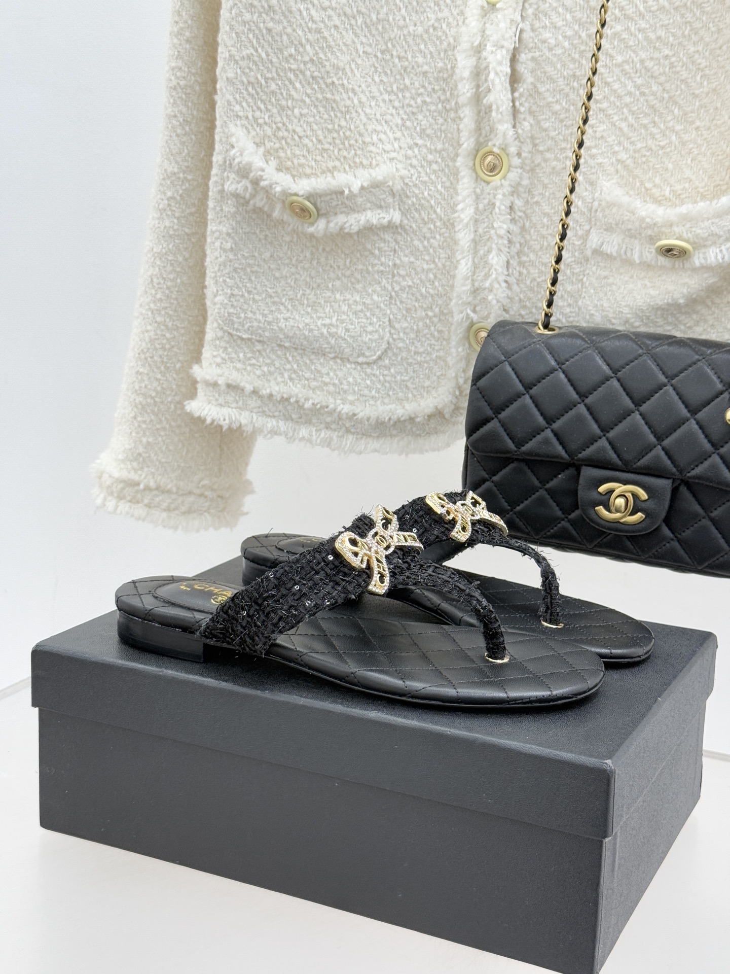 CHANE*｜小香经典水钻双C蝴蝶结平底夹脚人字拖鞋当经典水钻双C遇上灵动金属蝴蝶结这双拖鞋便成了优雅与