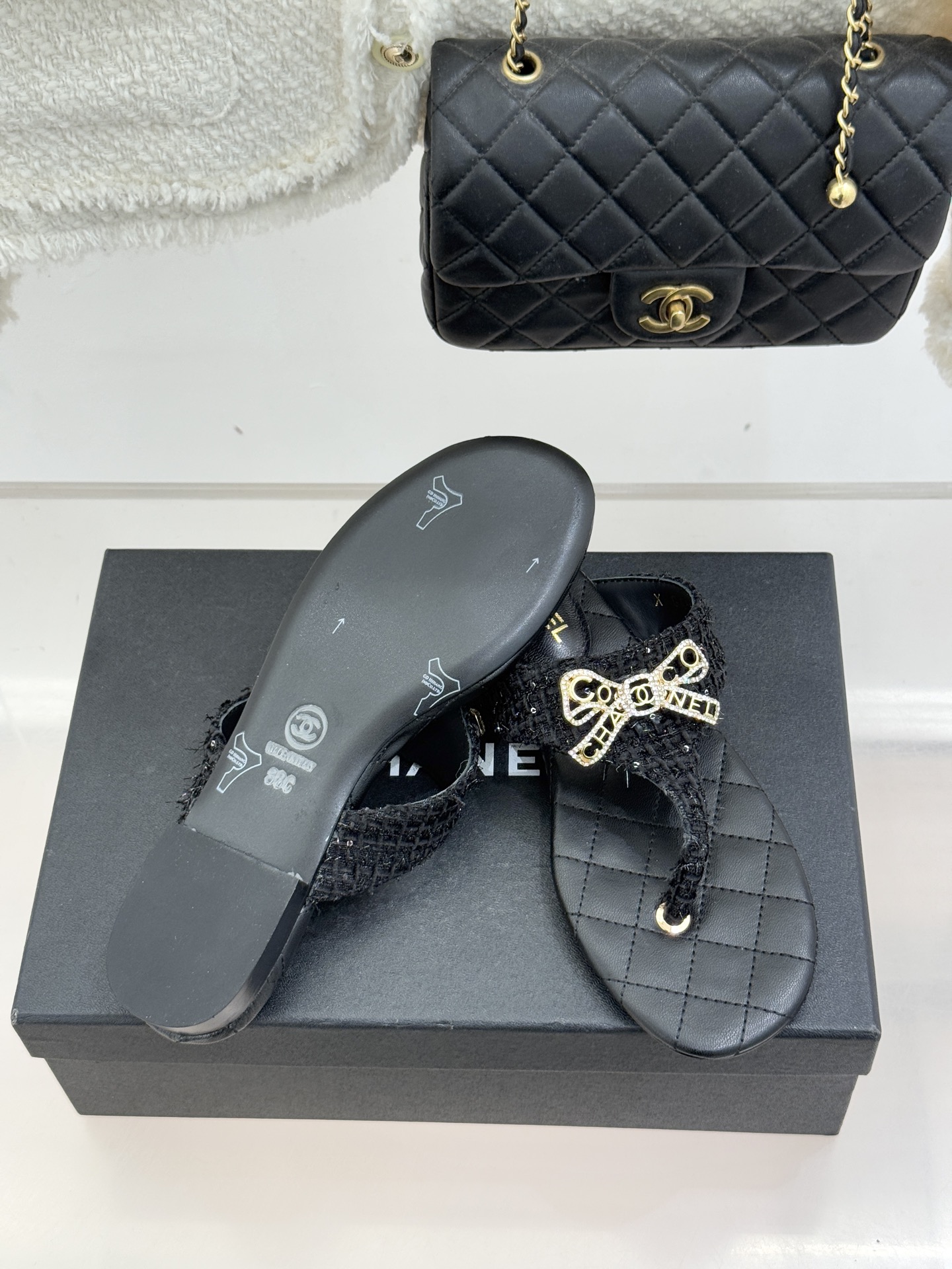 CHANE*｜小香经典水钻双C蝴蝶结平底夹脚人字拖鞋当经典水钻双C遇上灵动金属蝴蝶结这双拖鞋便成了优雅与