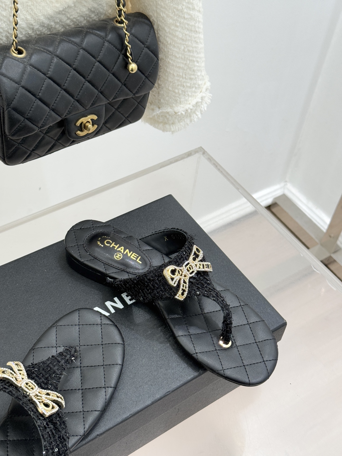 CHANE*｜小香经典水钻双C蝴蝶结平底夹脚人字拖鞋当经典水钻双C遇上灵动金属蝴蝶结这双拖鞋便成了优雅与